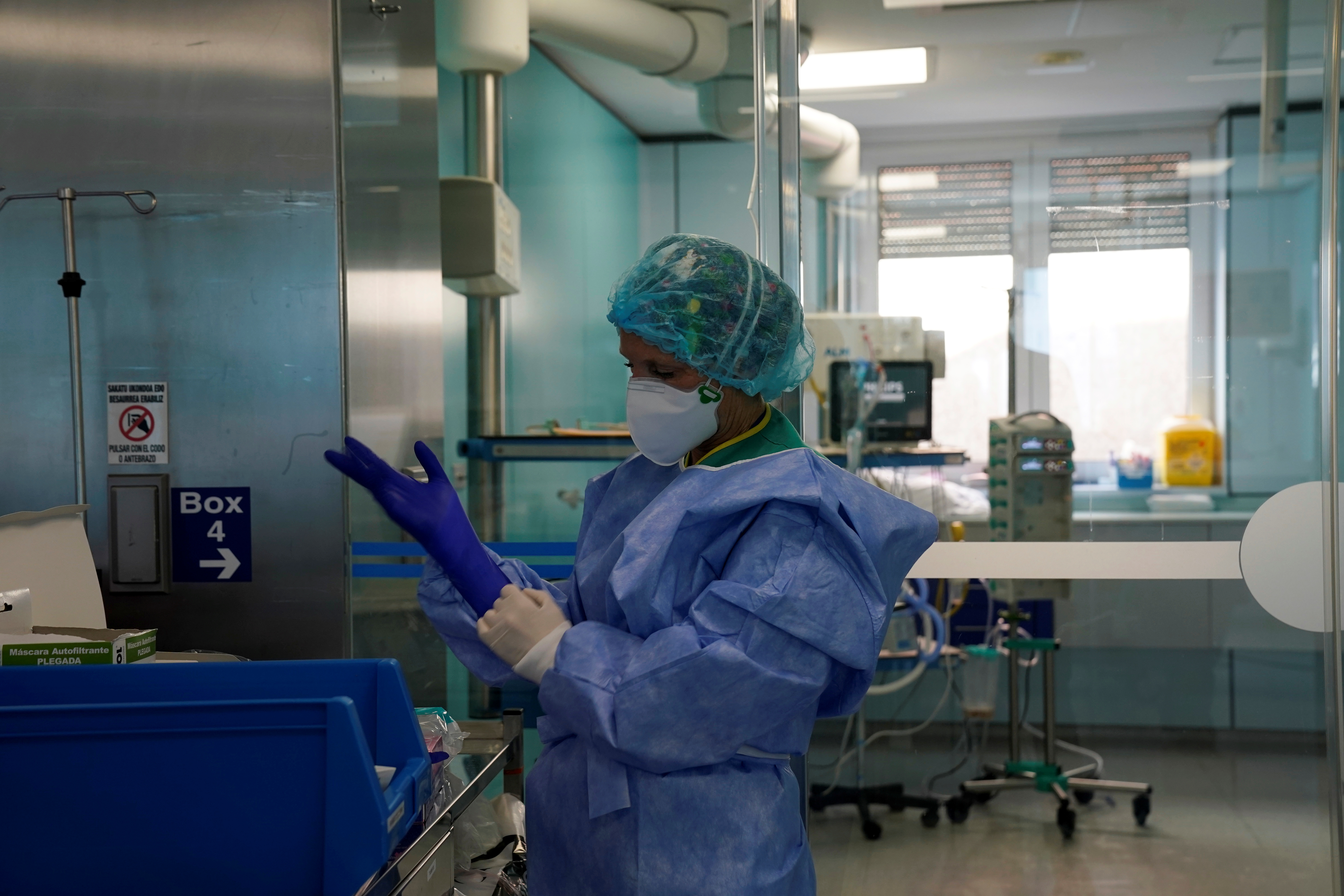 Una enfermera se prepara para atender a un paciente en la sala de cuidados intensivos de del hospital Cruces de Barakaldo, España (REUTERS/Vincent West)