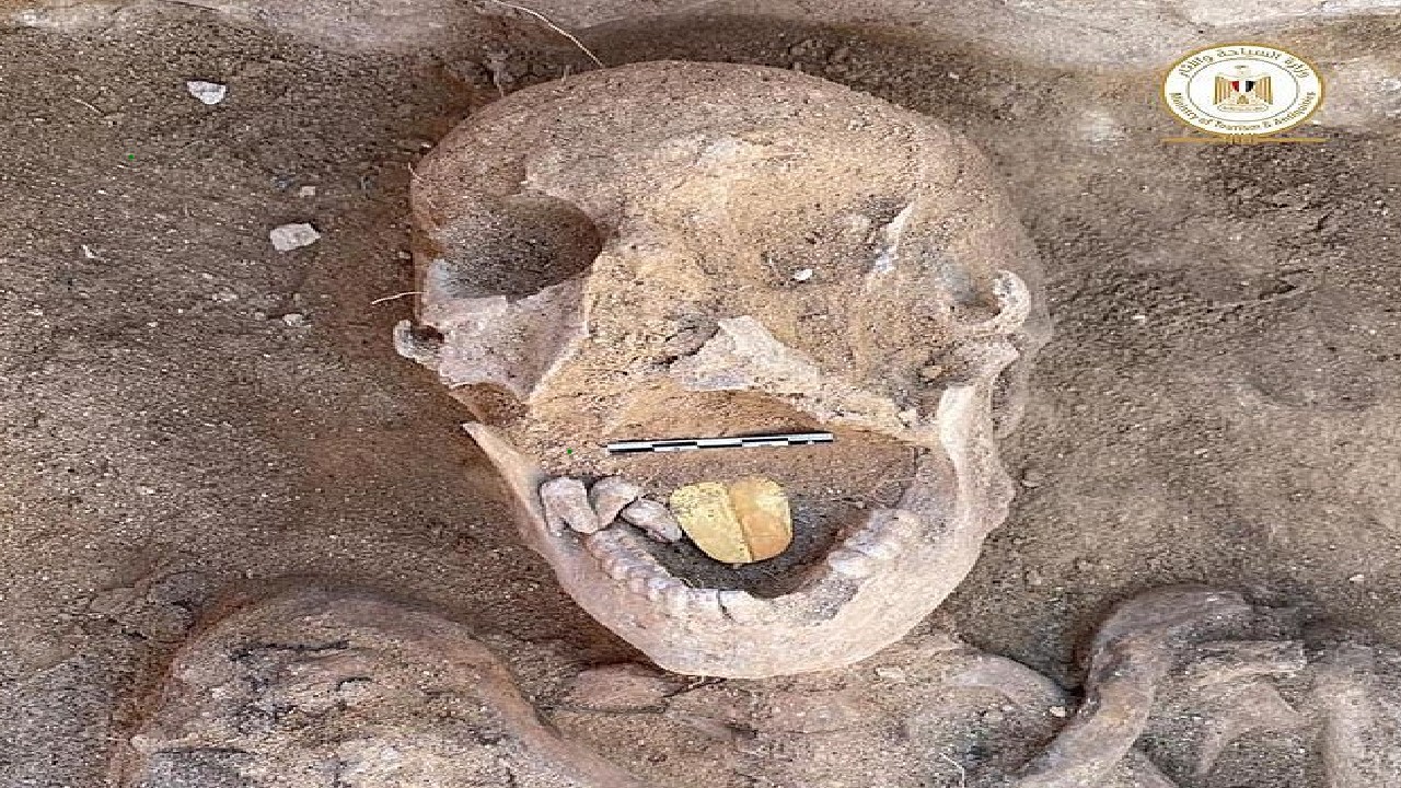 Encontraron en Egipto una momia de 2000 años de antigüedad con una lengua de oro