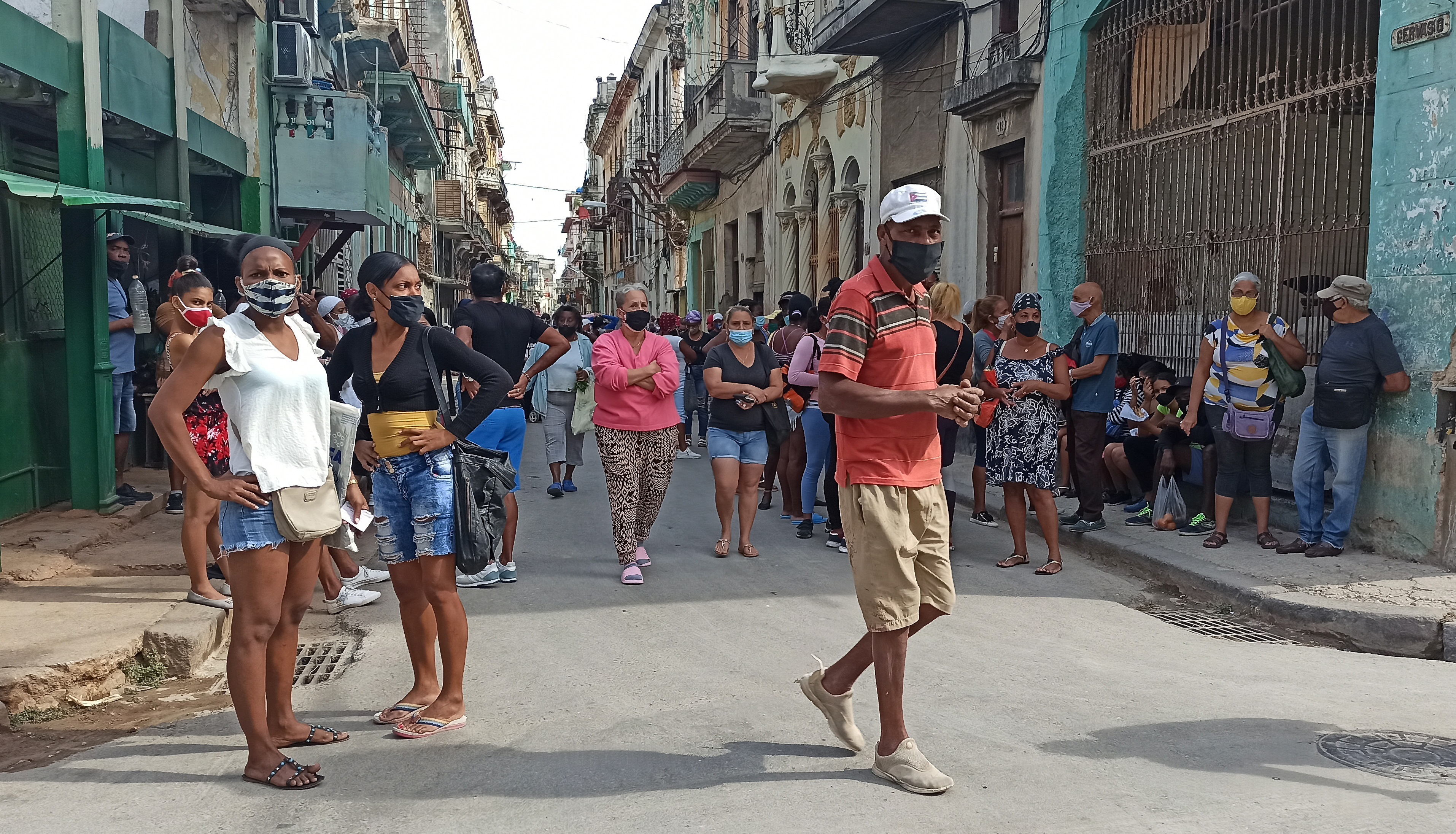 Varias personas con tapabocas caminan por una calle en La Habana (Foto: EFE/Ernesto Mastrascusa)
