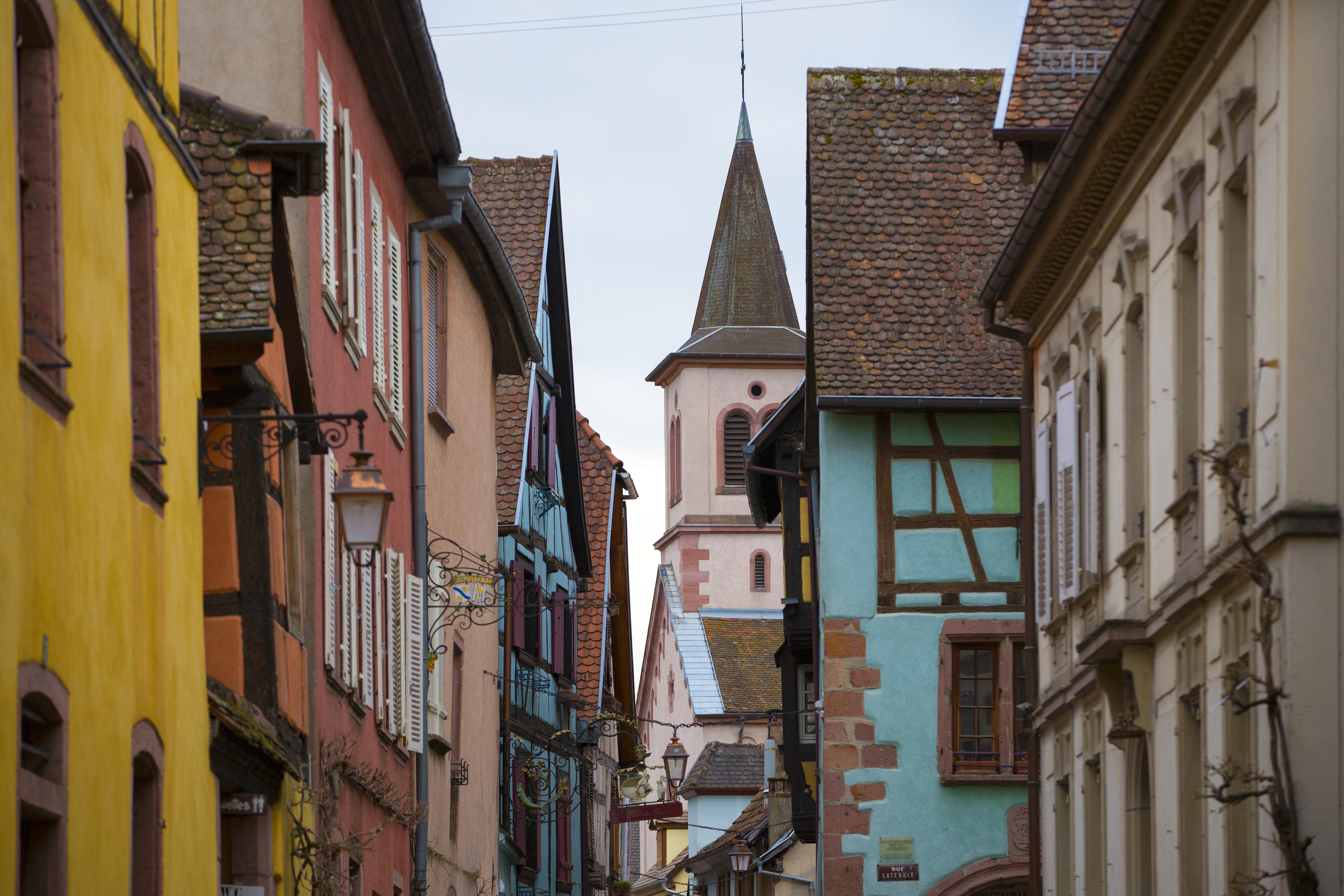 Desde la Edad Media este rincón de Franca espléndido y cuidado ha logrado conjugar la calidad arquitectónica a la excelencia de los vinos  (Oficina de Turismo de Alsacia)
