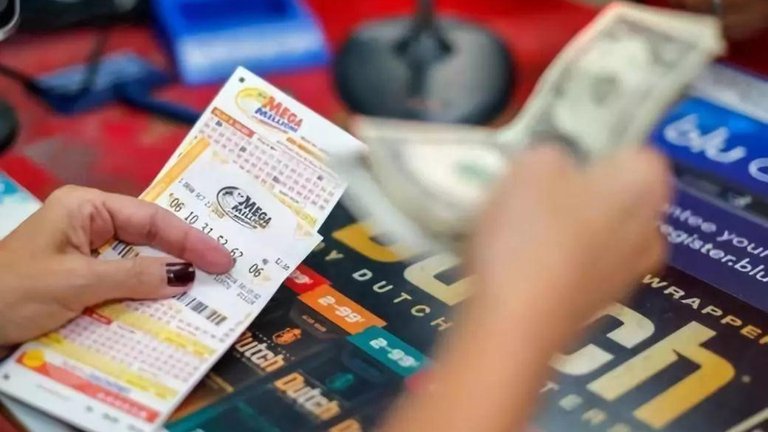 Otras loterías, como la Mega Millions, ya han entregado premios multimillonarios este años, como uno por 1.340 millones de dólares