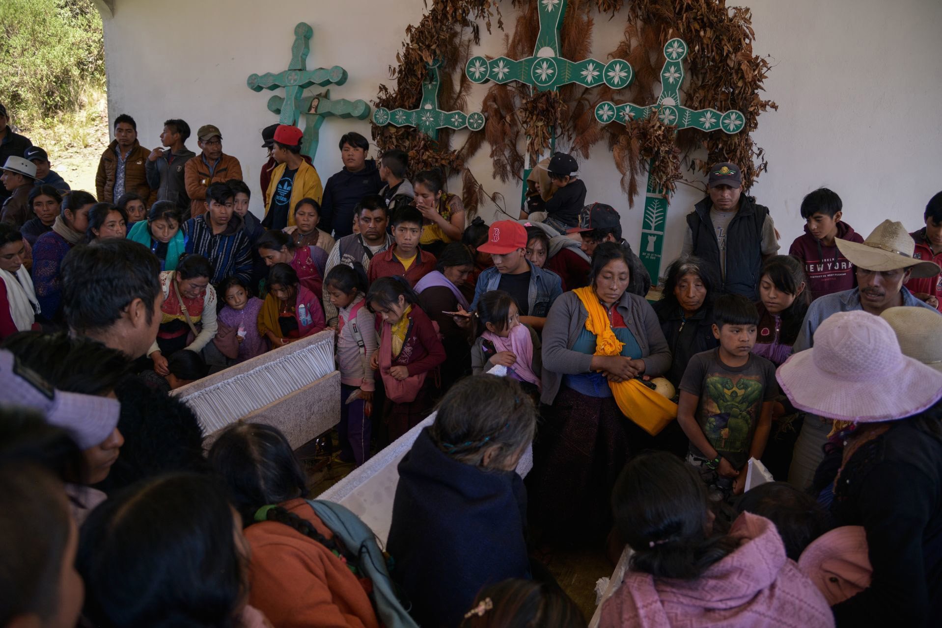 SAN JUAN CHAMULA, CHIAPAS, 08NOVIEMBRE2020.- Integrantes de dos familias, entre ellos seis niños, murieron en la comunidad de Mukem, San Juan Chamula, Chiapas, por el alud de un cerro debido a las lluvias intensas por el frente frío 11 y Eta. Van 27 muertos en la región 
FOTO: ISABEL MATEOS /CUARTOSCURO