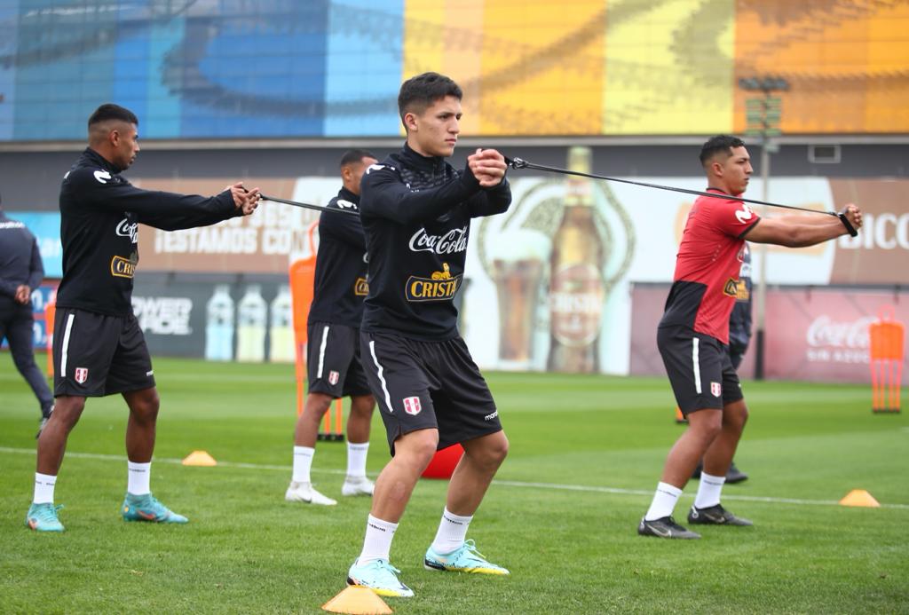 Catriel Cabellos juega en la reserva de Racing Club de Argentina y fue invitado a entrenar con la selección peruana adulta. (FPF)