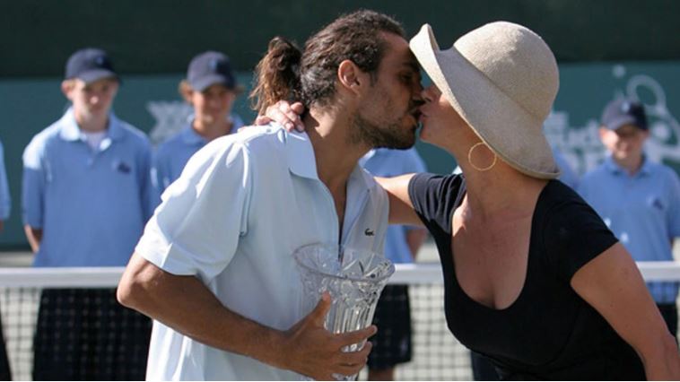 El recordado momento del beso con Catherine Zeta Jones en Bermudas 