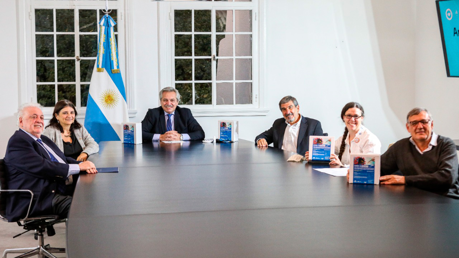 El Presidente junto a los ministros de Ciencia, Tecnología e Innovación Productiva, Roberto Salvarezza y de Salud, Ginés González García, la titular del Conicet, Analía Franchi, y los científicos Adrián Vojnov y Carolina Carrillo, durante la presentación del NEOKIT en la Quinta Presidencial de Olivos (Presidencia)