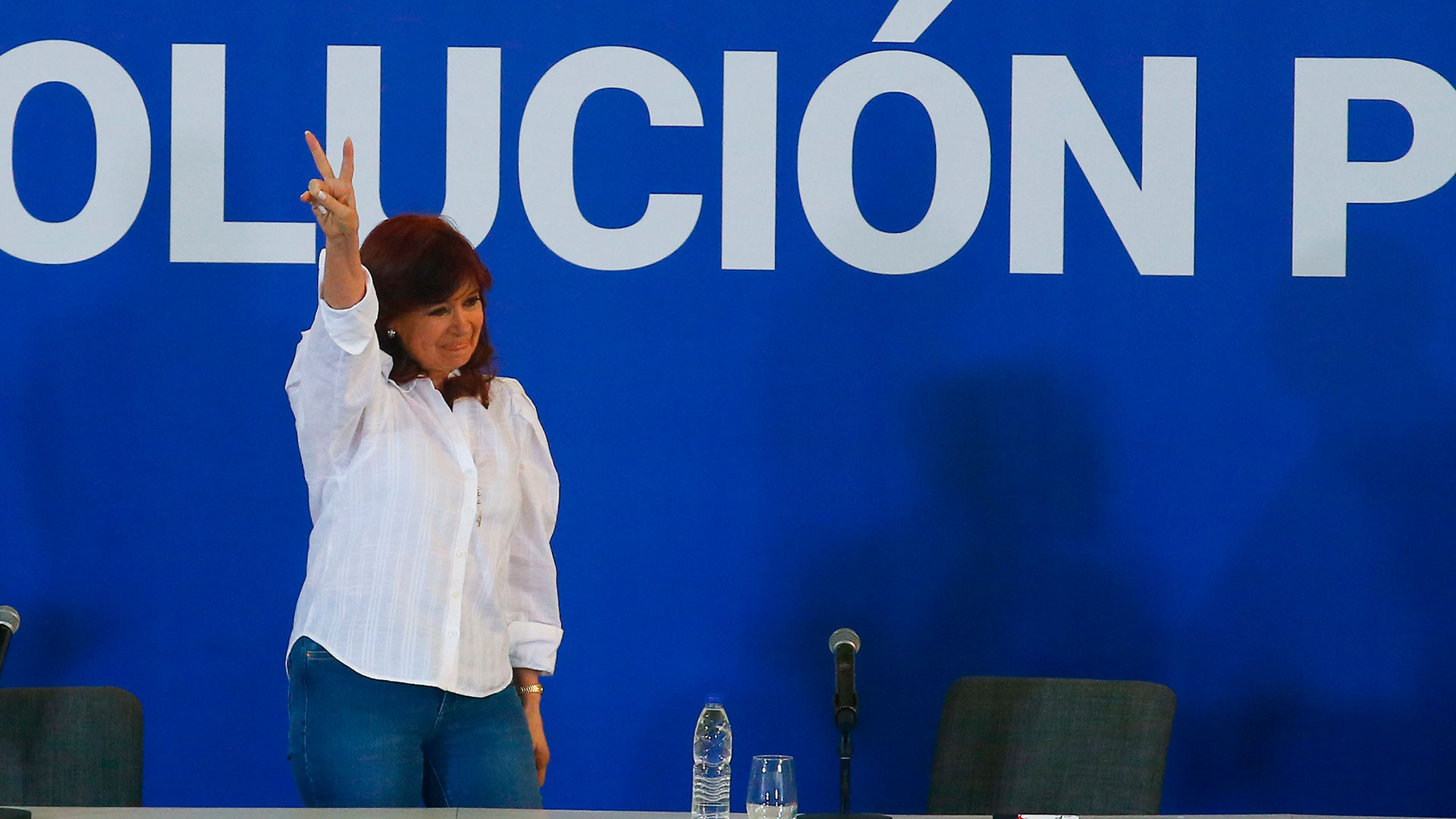 Cristina Kirchner saluda con los dedos en V durante el acto de la UOM que se realizó el viernes pasado (Foto: Luciano González)
