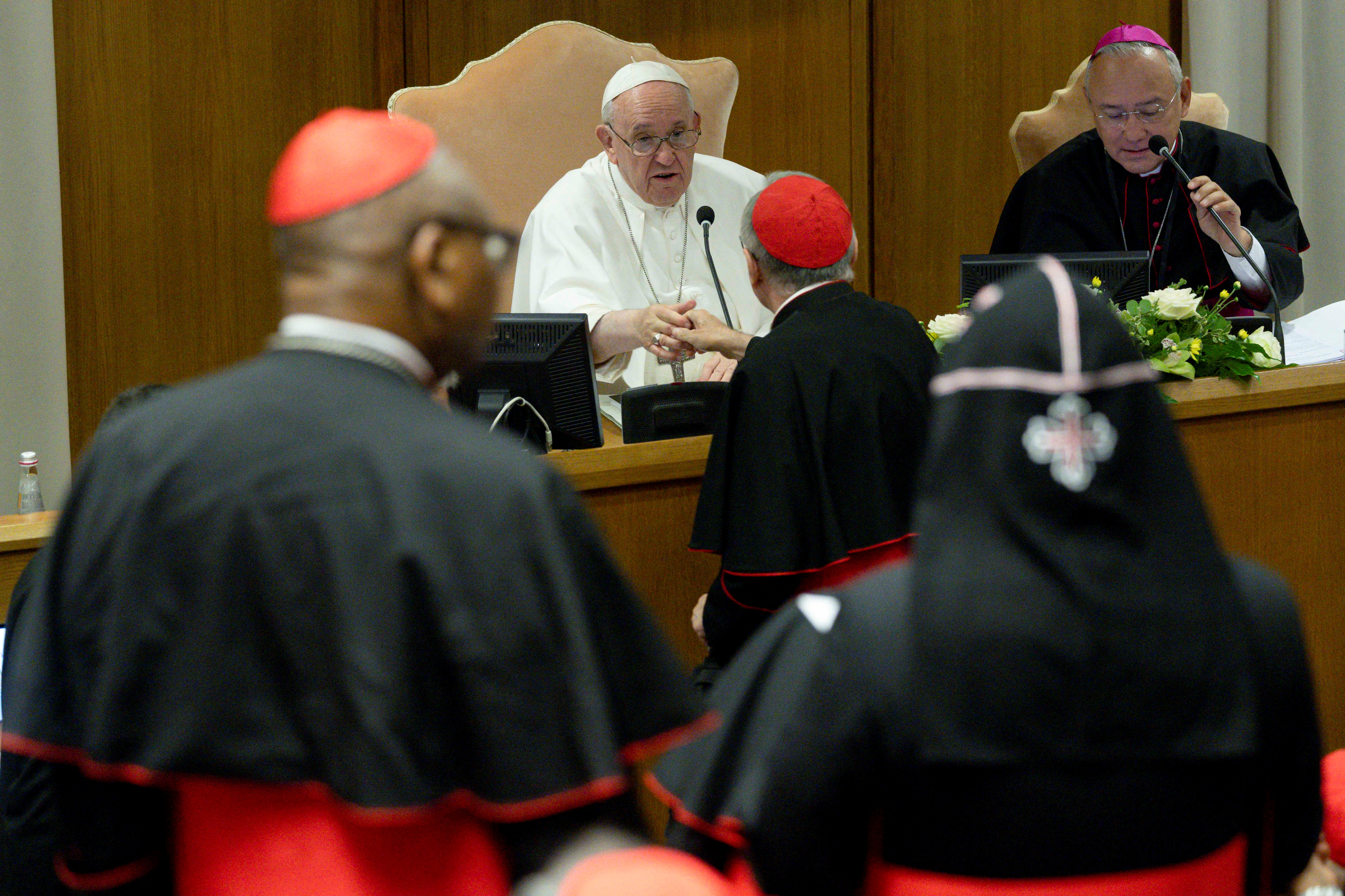 Fotografía del pontífice en medio de la reunión.  Vatican Media/­Handout via REUTERS   