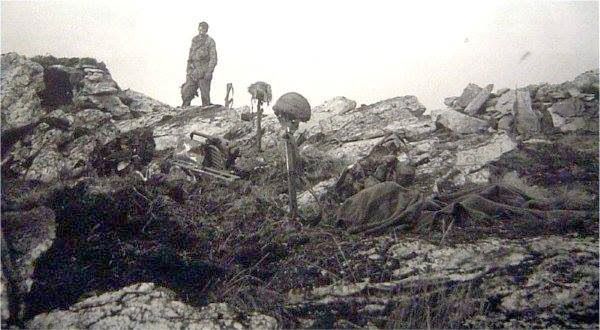 Cascos de soldados caídos sobre sus armas luego de la batalla de Monte Longdon el 12 de junio de 1982, considerada una de las más importantes de todo el conflicto bélico, y que terminó con victoria británica (Imperial War Museums)