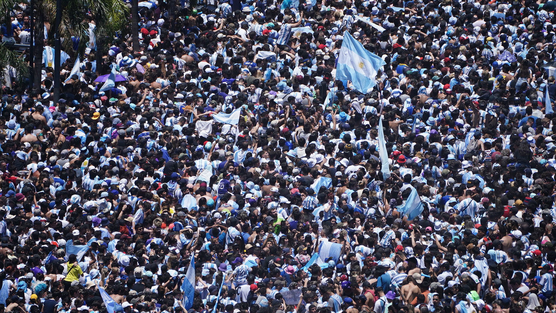 La multitud sobre AU 25 de Mayo (Foto: Franco Fafasuli)