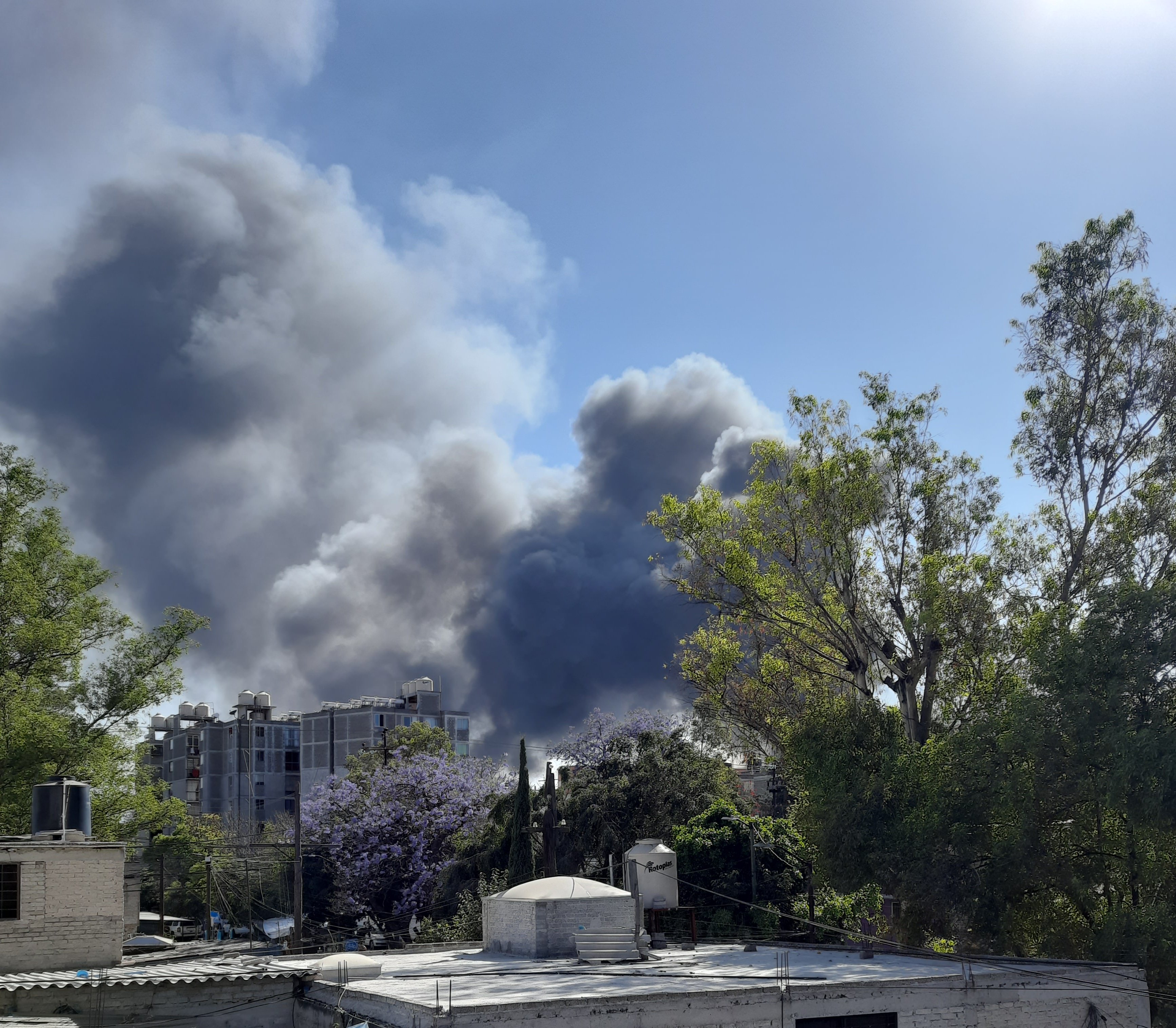 Bomberos y helicópteros de la SSC participaron en las labores de extinción del fuego (Foto: Twitter @vIKPonCh)