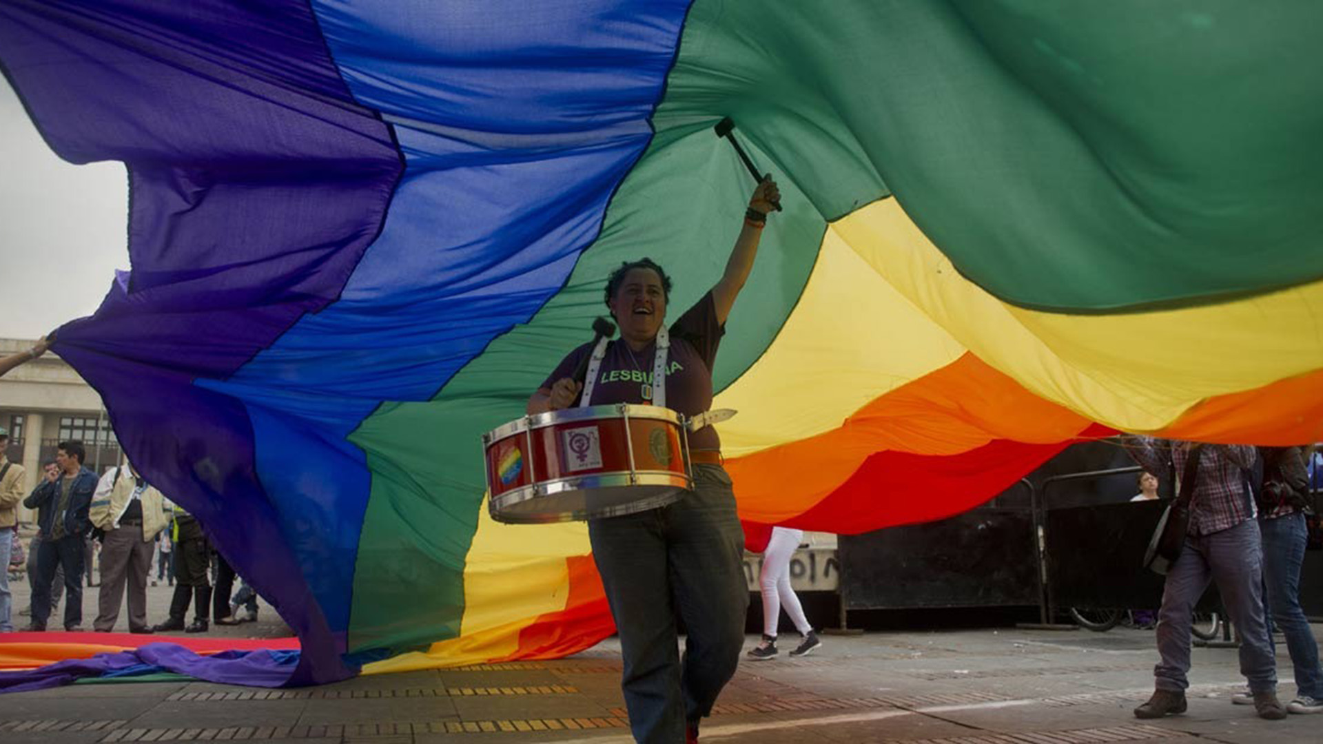 Elizabeth organizó en 1997 la primera Semana del Orgullo en su ciudad natal, Manizales.