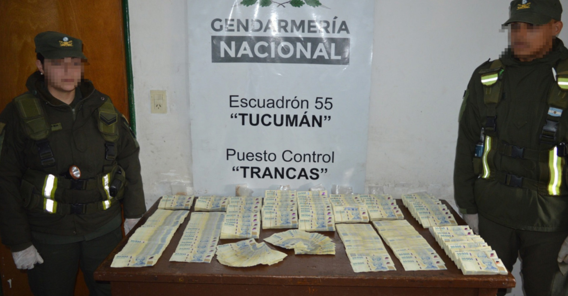 Gendarmer&iacute;a secuestr&oacute; casi 160 millones de pesos que llevaba un pasajero en un colectivo en Tucum&aacute;n