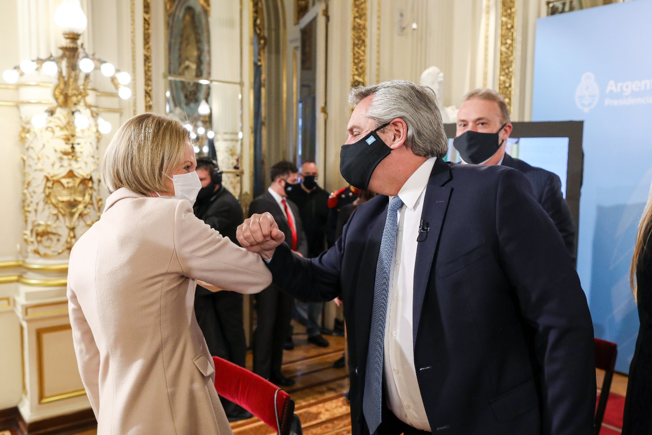 El Presidente junto a Inés Weinberg de Roca