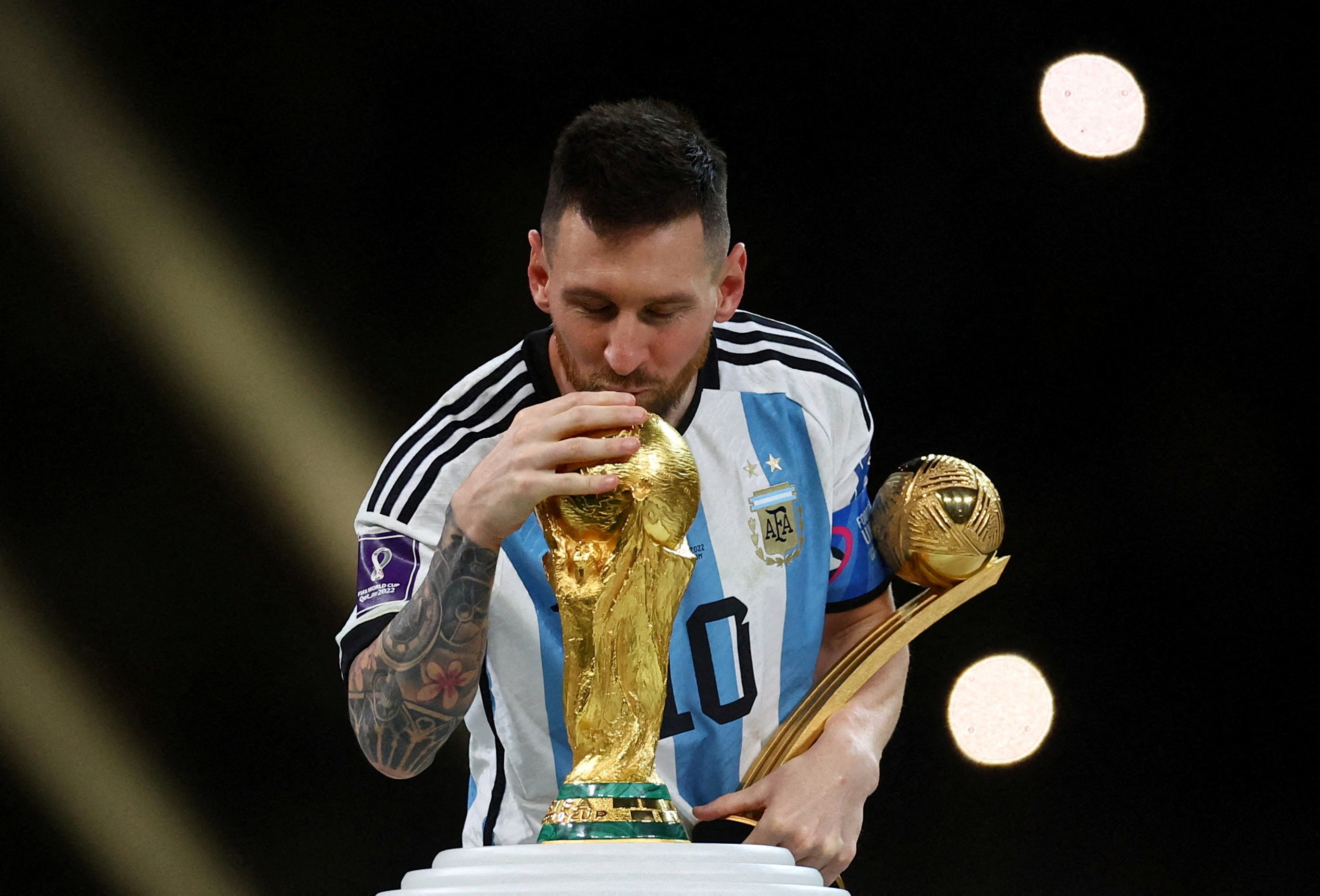 Messi y un beso eterno al trofeo de la Copa del Mundo (REUTERS/Kai Pfaffenbach/File Photo)