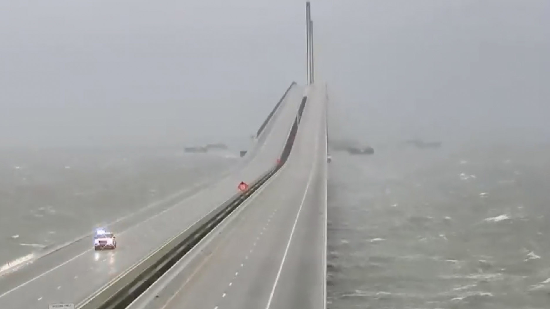 Esta imagen proporcionada por FLDOT muestra un vehículo de emergencia en el puente Sunshine Skyway sobre Tampa Bay, Florida, el miércoles 28 de septiembre de 2022. (FDOT vía AP)