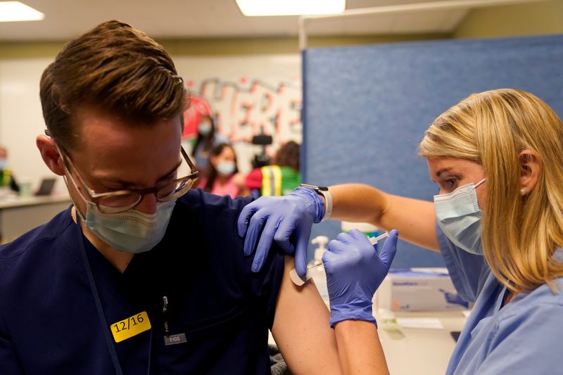 Imagen de archivo de una estudiante de cuarto año de medicina administrando la vacuna de Pfizer-BioNTech contra el coronavirus en el Hospital Metodista de Salud de la Universidad de Indiana en Indianápolis, Estados Unidos, el 16 de diciembre de 2020 (REUTERS/Bryan Woolston)