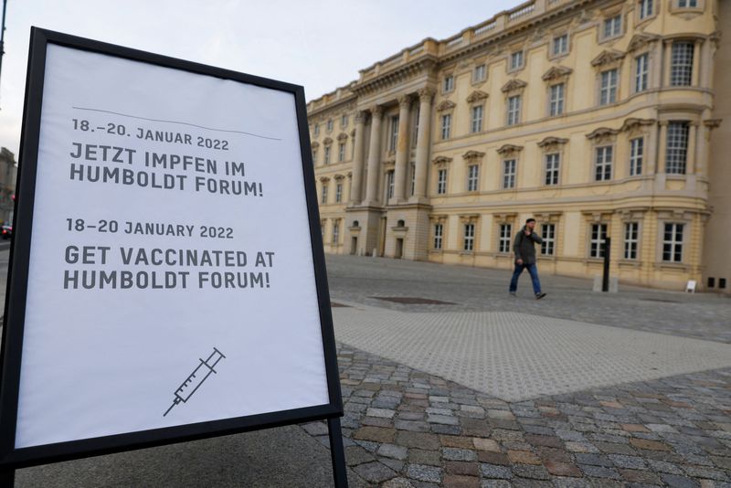 Un cartel que muestra las fechas de apertura de un centro de vacunación temporal, en el Foro Humboldt, en Berlín, Alemania 19 de enero de 2022.  REUTERS/Michele Tantussi