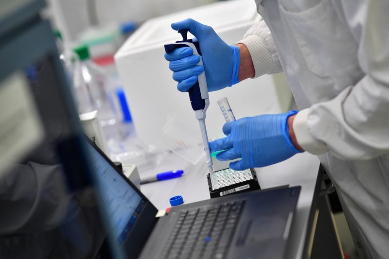 La tecnología genética ayudó por ejemplo al desarrollo de vacunas contra COVID-19 -   REUTERS/Dylan Martinez