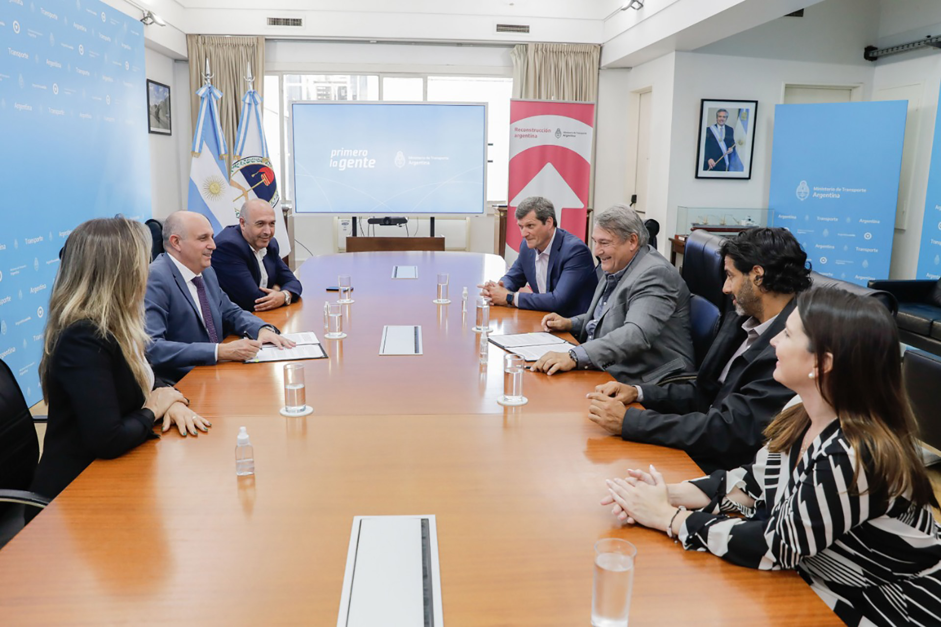 En la reunión también participaron Malena Galmarini, presidenta de AySA; el subsecretario de Política Económica y Financiera de Transporte, Carlos Vittor; el secretario de Articulación Interjurisdiccional del Ministerio de Transporte, Marcos Farina, Jimena Bondaruk y Mariano Puccio