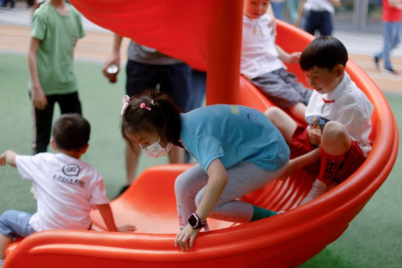 FOTO DE ARCHIVO: Varios niños juegan en un parque en el interior de un centro comercial de Shanghái, China, el 1 de junio de 2021. REUTERS/Aly Song