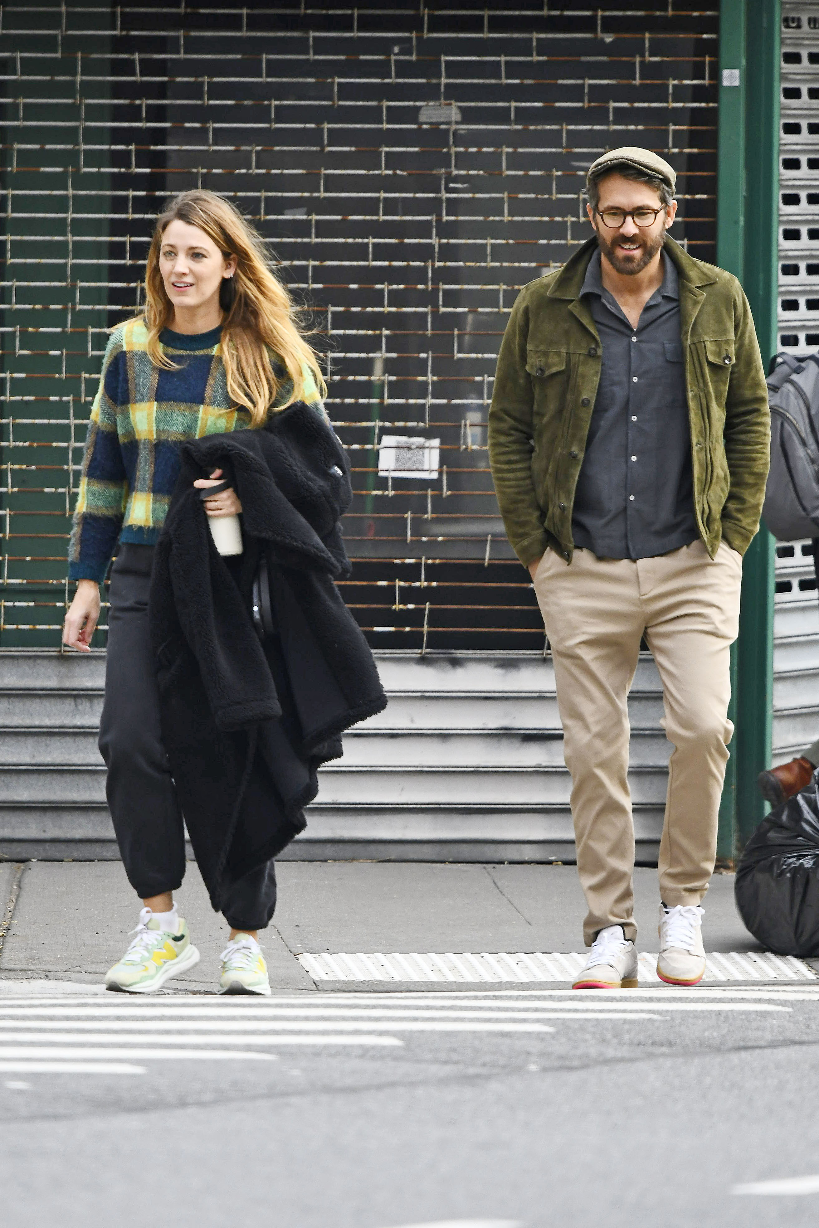 romantic walk  Blake Lively and Ryan Reynolds walked through the streets of Tribeca, in New York, and faced the low temperatures that they are doing these days, despite the fact that spring has already arrived