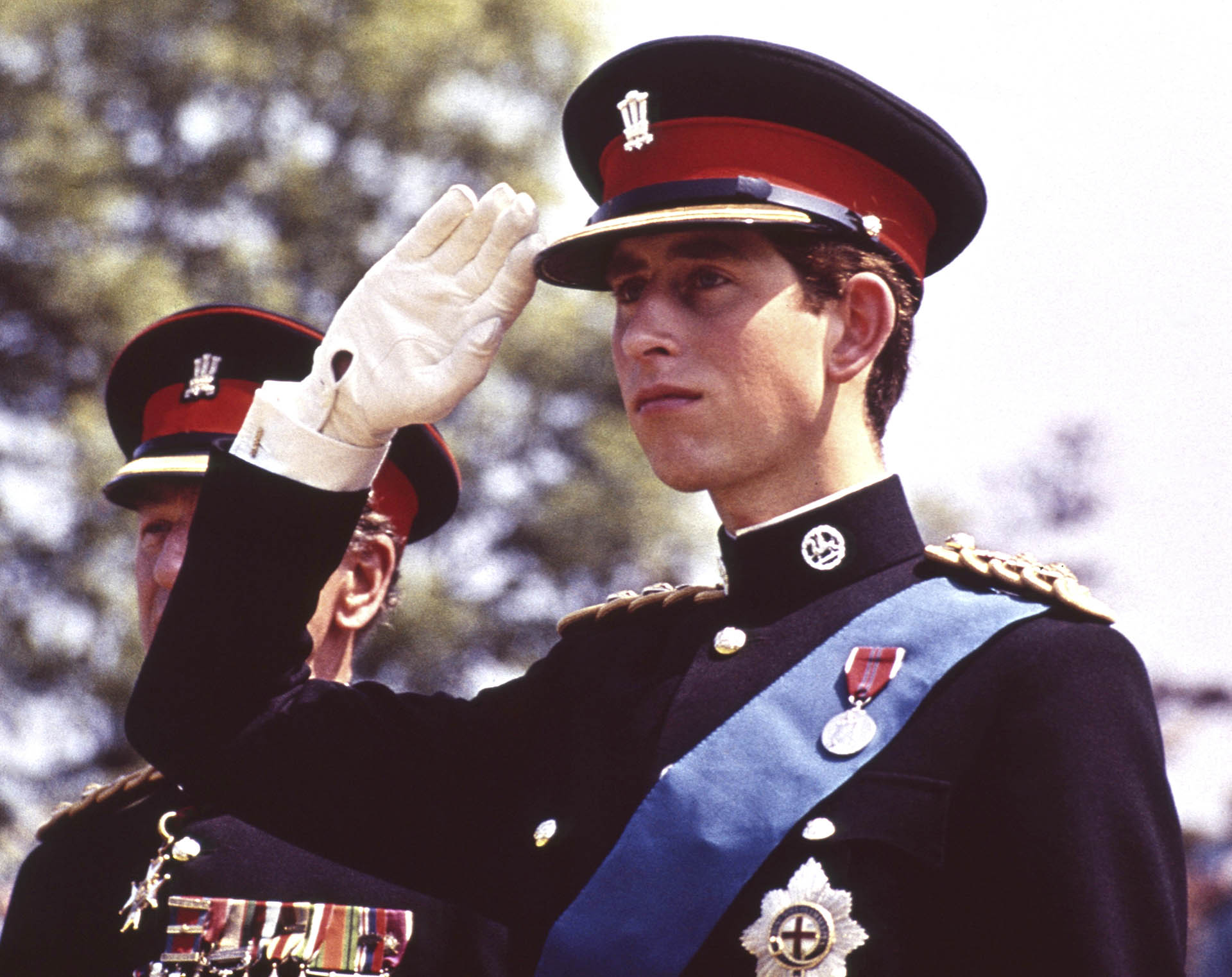 ARCHIVO - El Príncipe Carlos de Gran Bretaña, Príncipe de Gales, con el uniforme de Coronel en Jefe del Regimiento Real de Gales, saluda, en la presentación de Color del Regimiento, en el Castillo de Cardiff en Gales, el 11 de junio de 1969. (Foto AP, Archivo )
