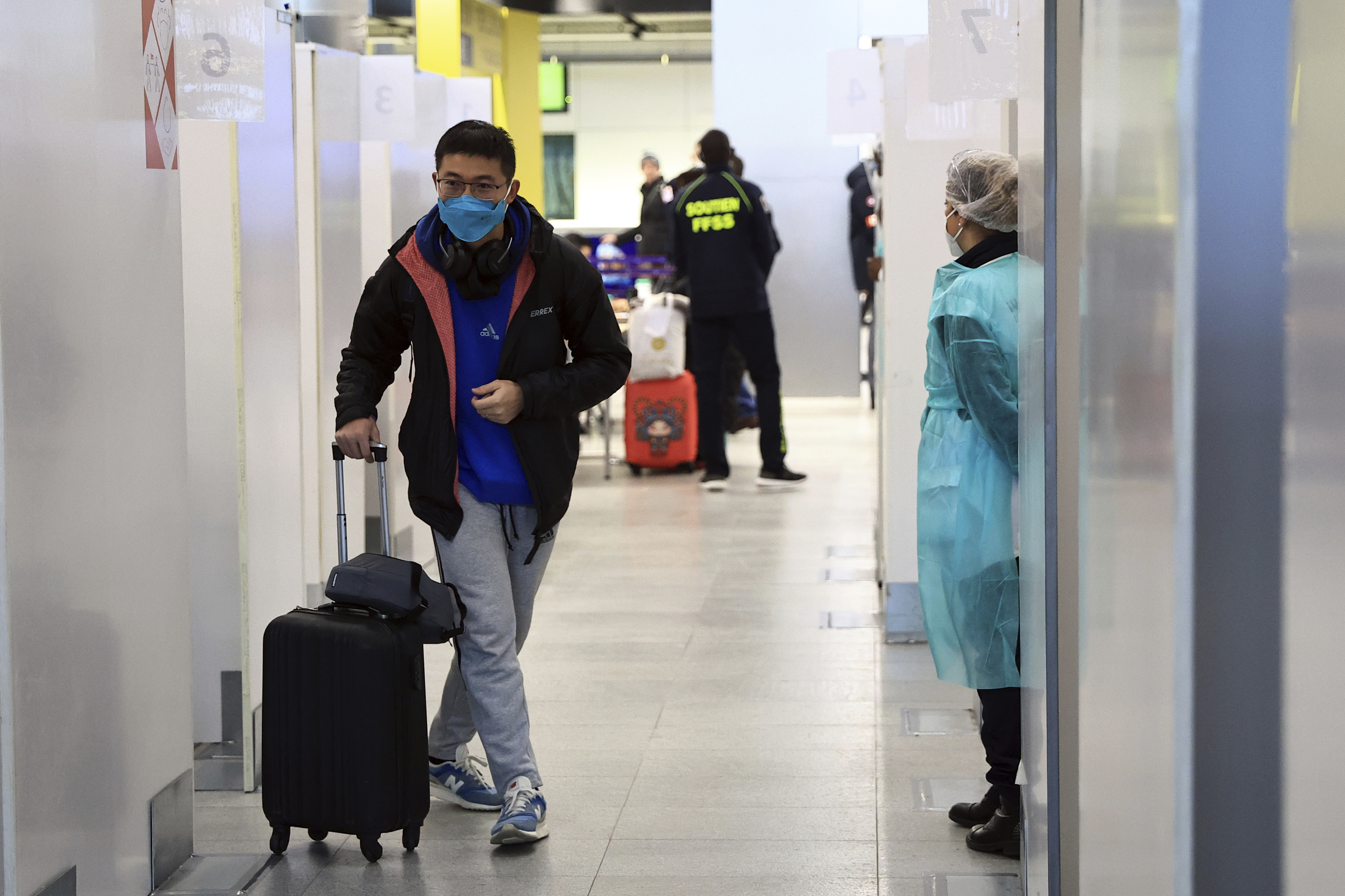 Un pasajero procedente de China camina luego de someterse a una prueba de COVID-19 en el aeropuerto Roissy Charles de Gaulle, al norte de París, el domingo 1 de enero de 2023. (AP Foto/Aurelien Morissard)
