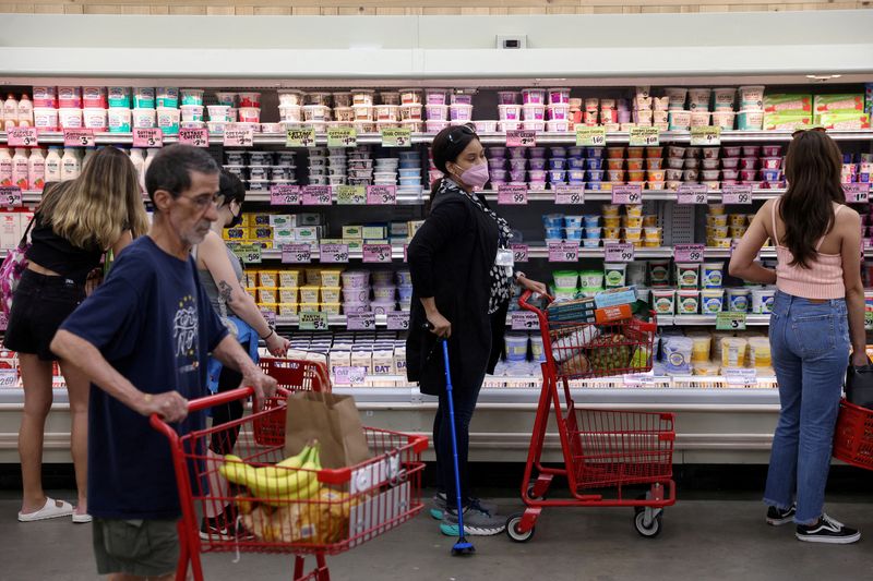 Consumidores en un supermercado de Manhattan. Esta semana tuvieron un respiro con la baja de la inflación que venía subiendo al 9% anual. REUTERS/Andrew Kelly/