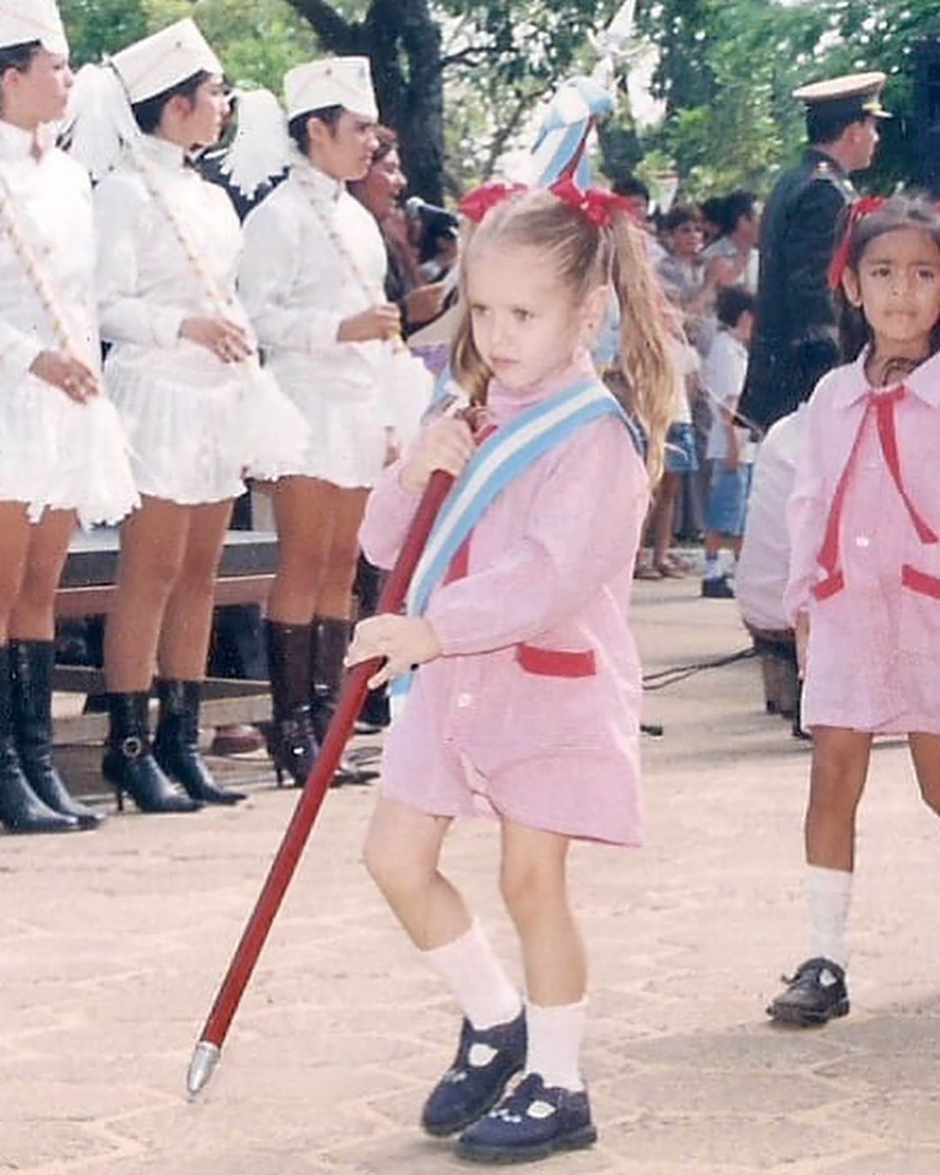 Coti de pequeña en Corrientes, siendo abanderada del colegio (Instagram)