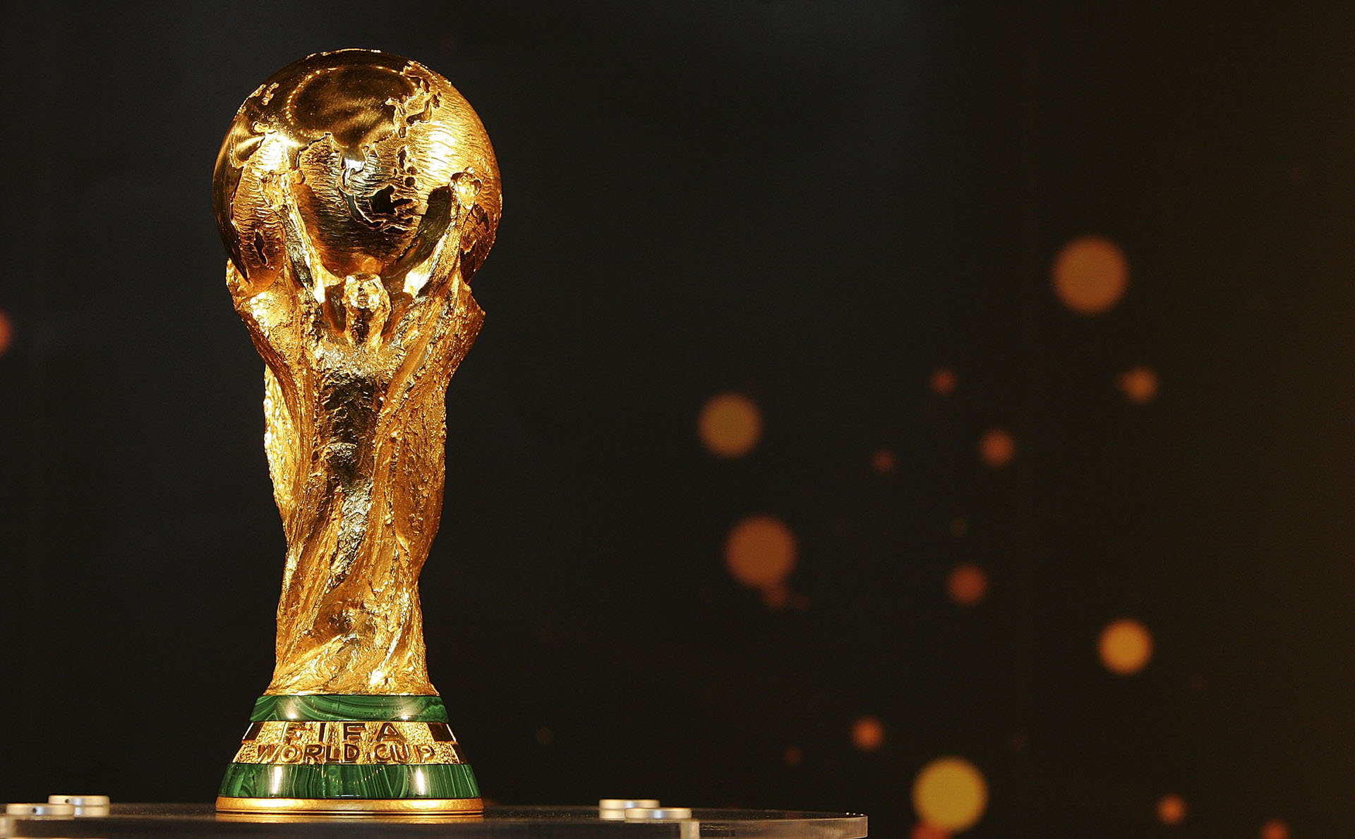 En la actualidad, La Copa del Mundo, como se llama el nuevo trofeo, está guardada con estrictas medidas de seguridad en la sede de la FIFA, de la que no sale nunca. Las selecciones que ganan los Mundiales se llevan a su país una simple réplica (Alexander Hassenstein/Bongarts/Getty Images)