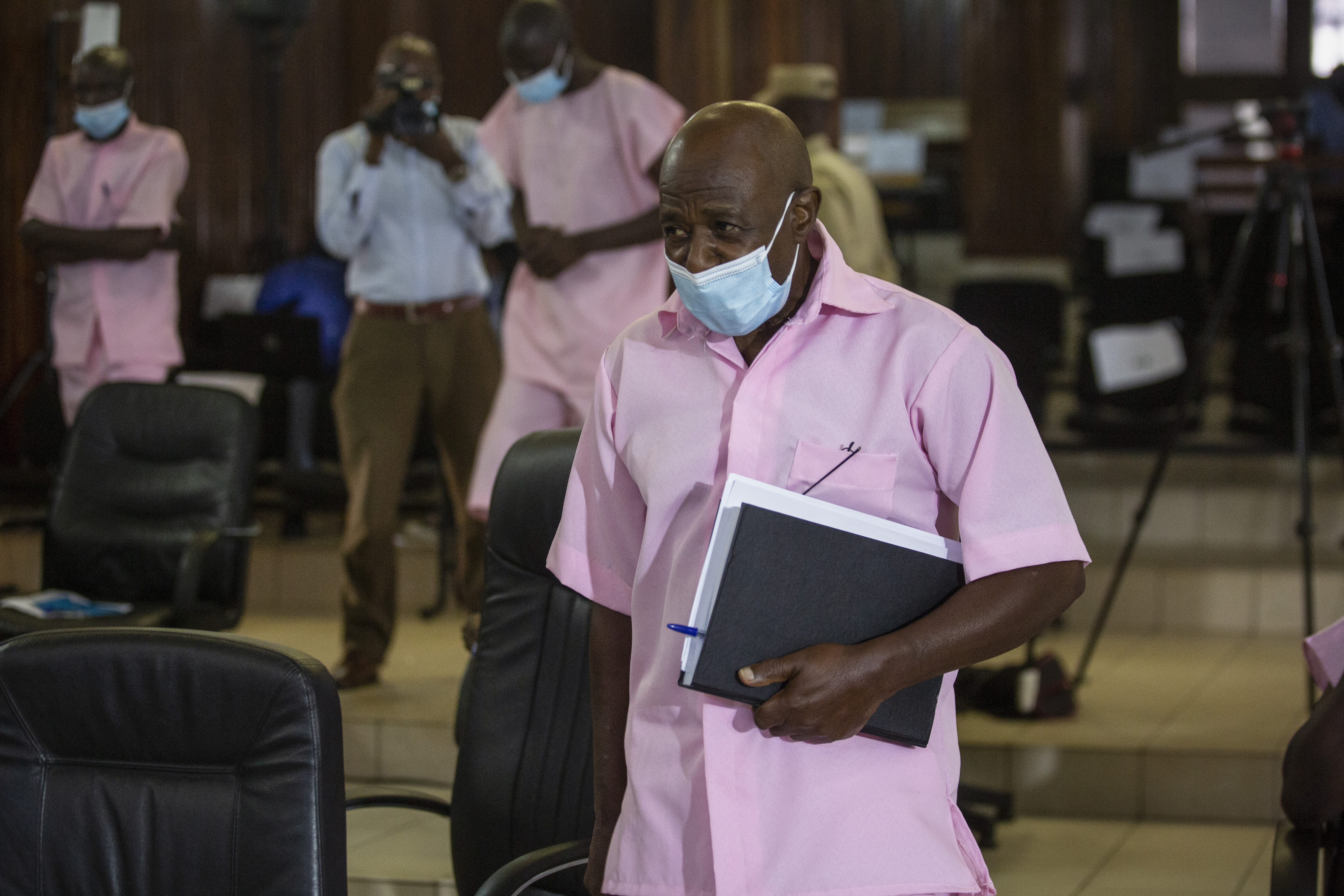Foto de archivo: Paul Rusesabagina se presenta a una audiencia en la corte en Kigali, Ruanda, el viernes 26 de febrero de 2021 (AP/Muhizi Olivier)