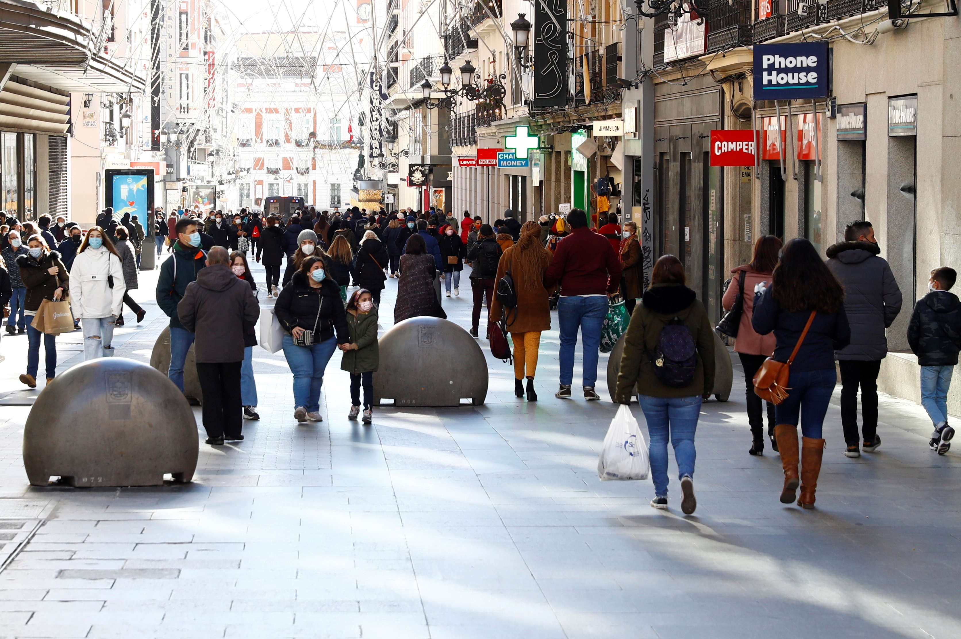 Calle Preciados de Madrid al incio de las rebajas de enero. EFE/Ballesteros/Archivo
