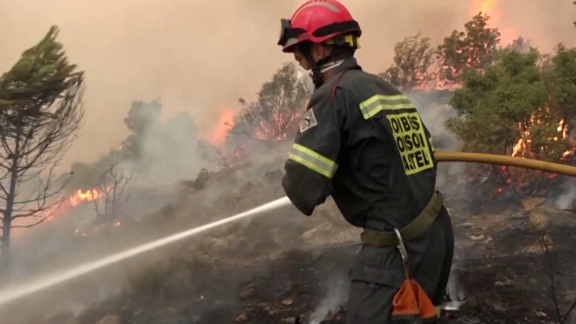 Los bomberos luchan constantemente para combatir las llamas y tratar de controlarlas.