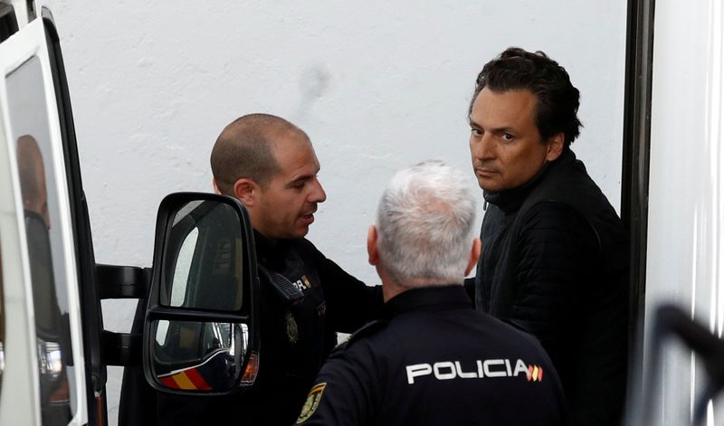 Foto de archivo de Emilio Lozoya escoltado por policías españoles tras aparecer por video ante la suprema corte española. Feb 13, 2020. REUTERS/Jon Nazca
