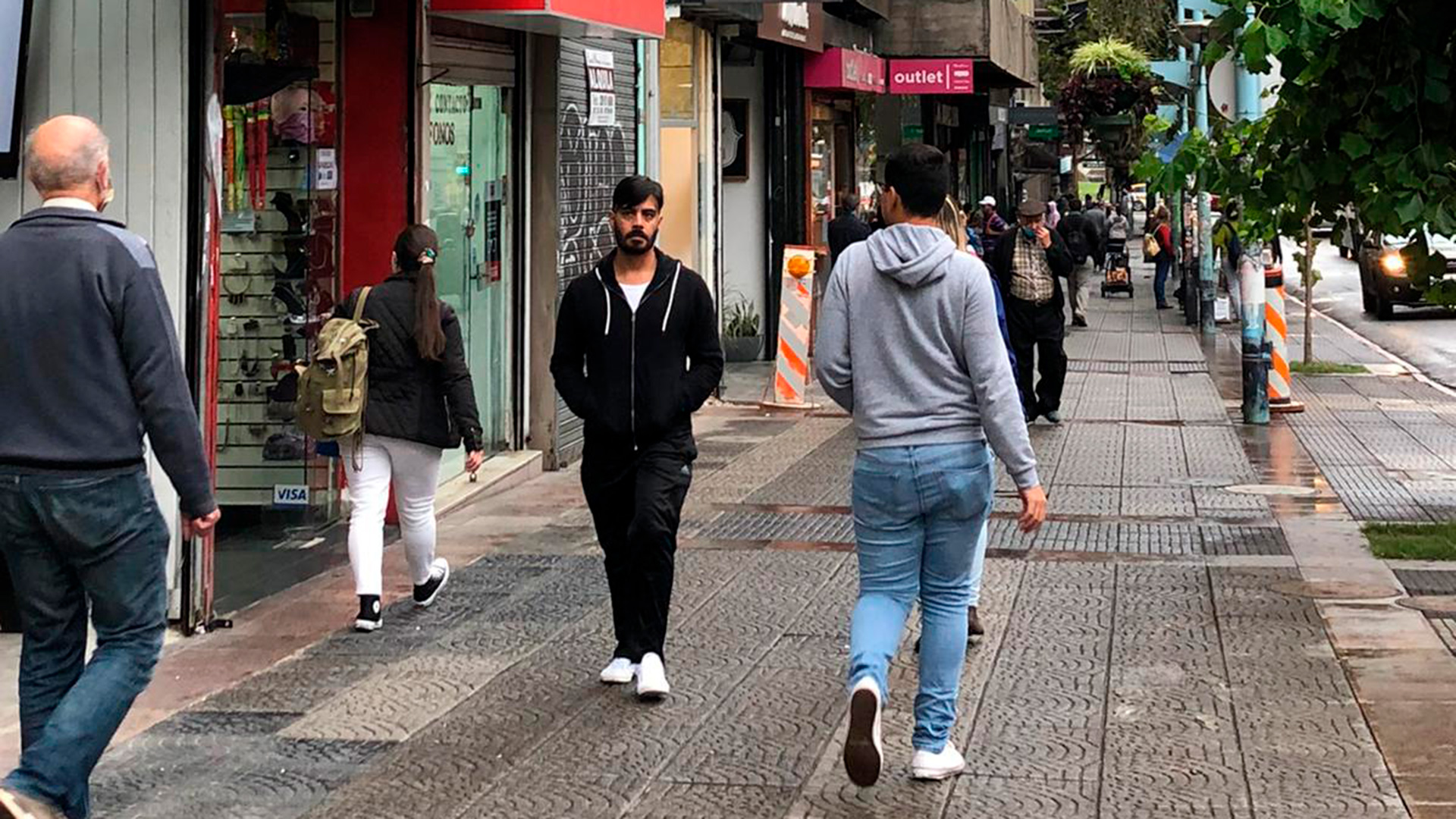 Las calles de Montevideo comienzan atraen a peatones una vez más (Catalina Weiss)