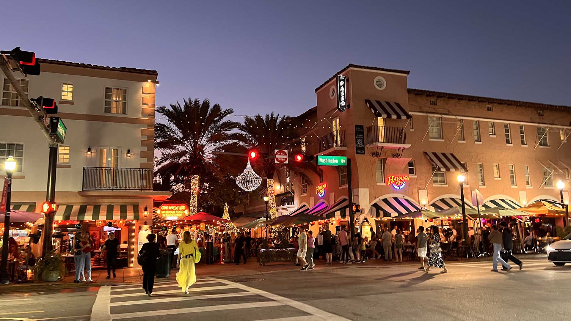 Española Way es una calle peatonal ubicada en el barrio de South Beach de Miami Beach, Florida. Fue construida en los años 20 y es conocida por su arquitectura Art Deco, su vibrante escena de restaurantes y tiendas, y su ambiente nocturno. Española Way es una parada popular para los turistas que buscan una experiencia auténtica de la vida en Miami Beach. Foto: Opy Morales
