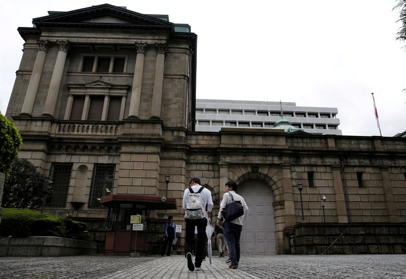 FOTO DE ARCHIVO: Hombres caminan delante del edificio del Banco de Japón (BOJ) en Tokio, Japón, 21 de septiembre de 2016.  REUTERS/Toru Hanai