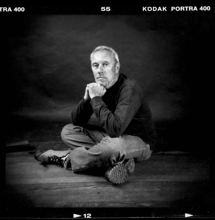 El retrato del fotógrafo y escritor Eduardo Longoni, captado por Fredy Heer, para su exposición sobre los grandes fotógrafos contemporáneos de nuestro país



