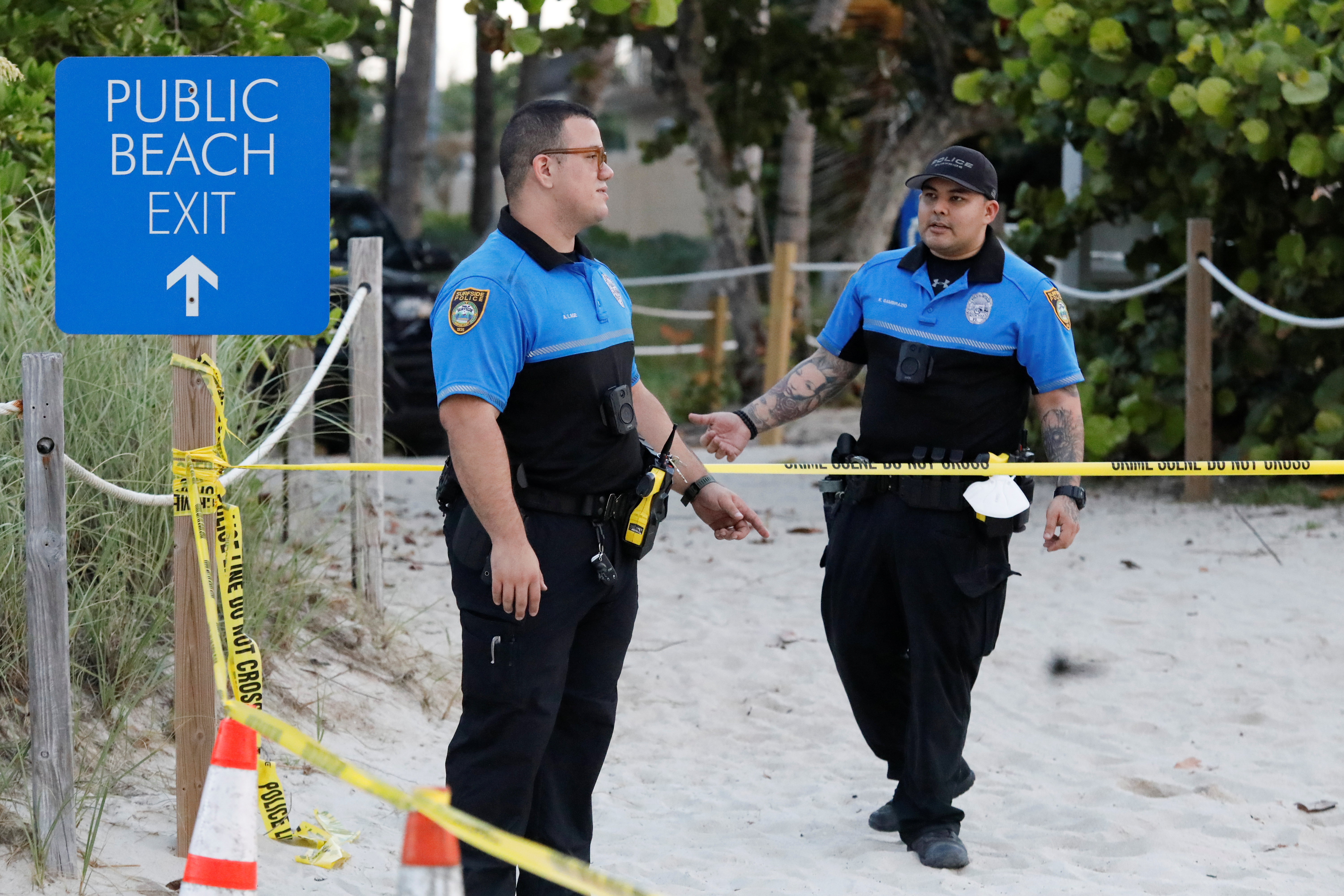 La policía trabaja cerca de la escena del derrumbe parcial de un edificio en Miami Beach, Florida, Estados Unidos, 24 de junio de 2021 (Reuters/ Marco Bello)