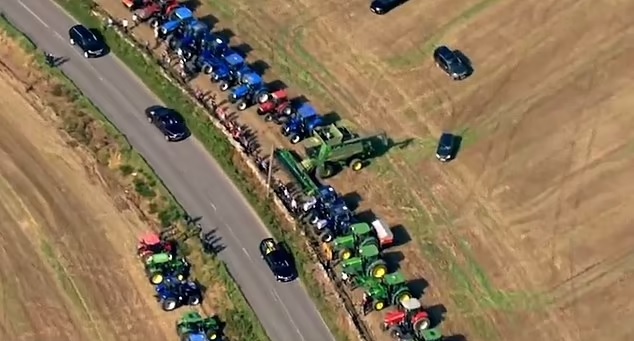 Tractores formados en Aberdeenshire (captura de video/Reuters)