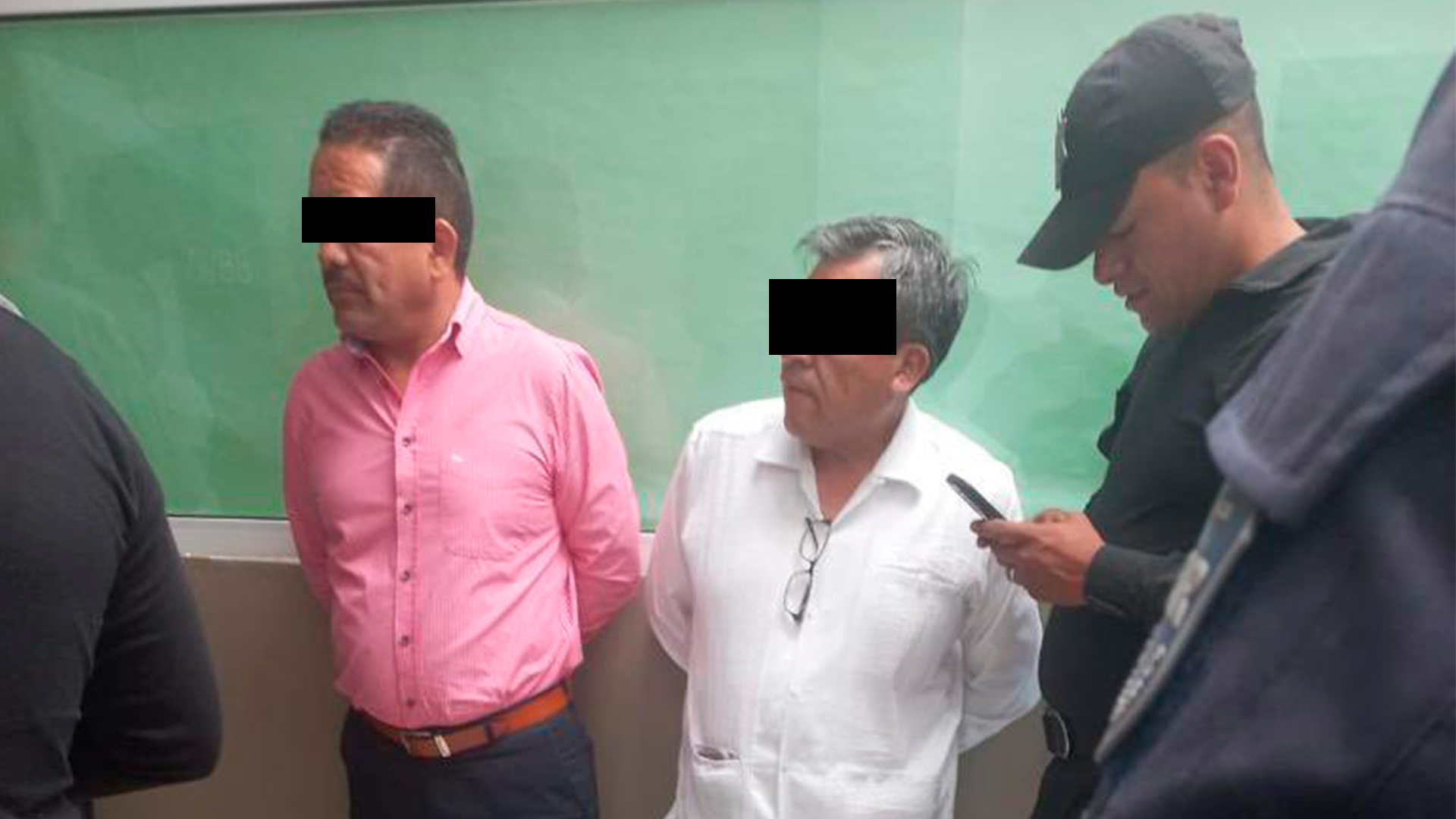 El ex alcalde fue puesto a disposición de las autoridades en Cuautitlán. (captura TwitterAdela_Micha Y GBALDERAS22)