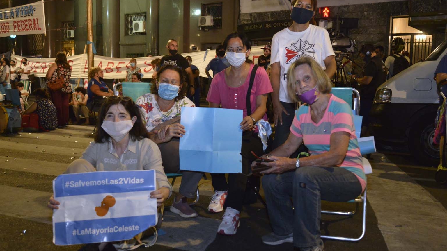 Sentadas en reposeras, mujeres de distintos puntos del país pasaron la noche frente al Congreso