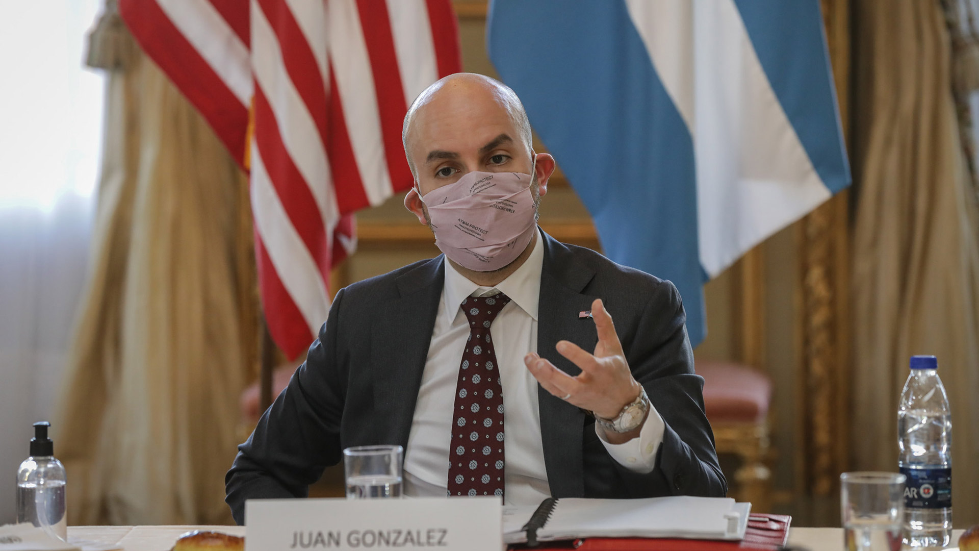 Juan González, Asistente Especial del Presidente y Director Principal del Consejo Nacional de Seguridad para el Hemisferio Occidental, en un encuentro con periodistas en la Embajada de los Estados Unido en Buenos Aires (Embajada EEUU en Argentina)