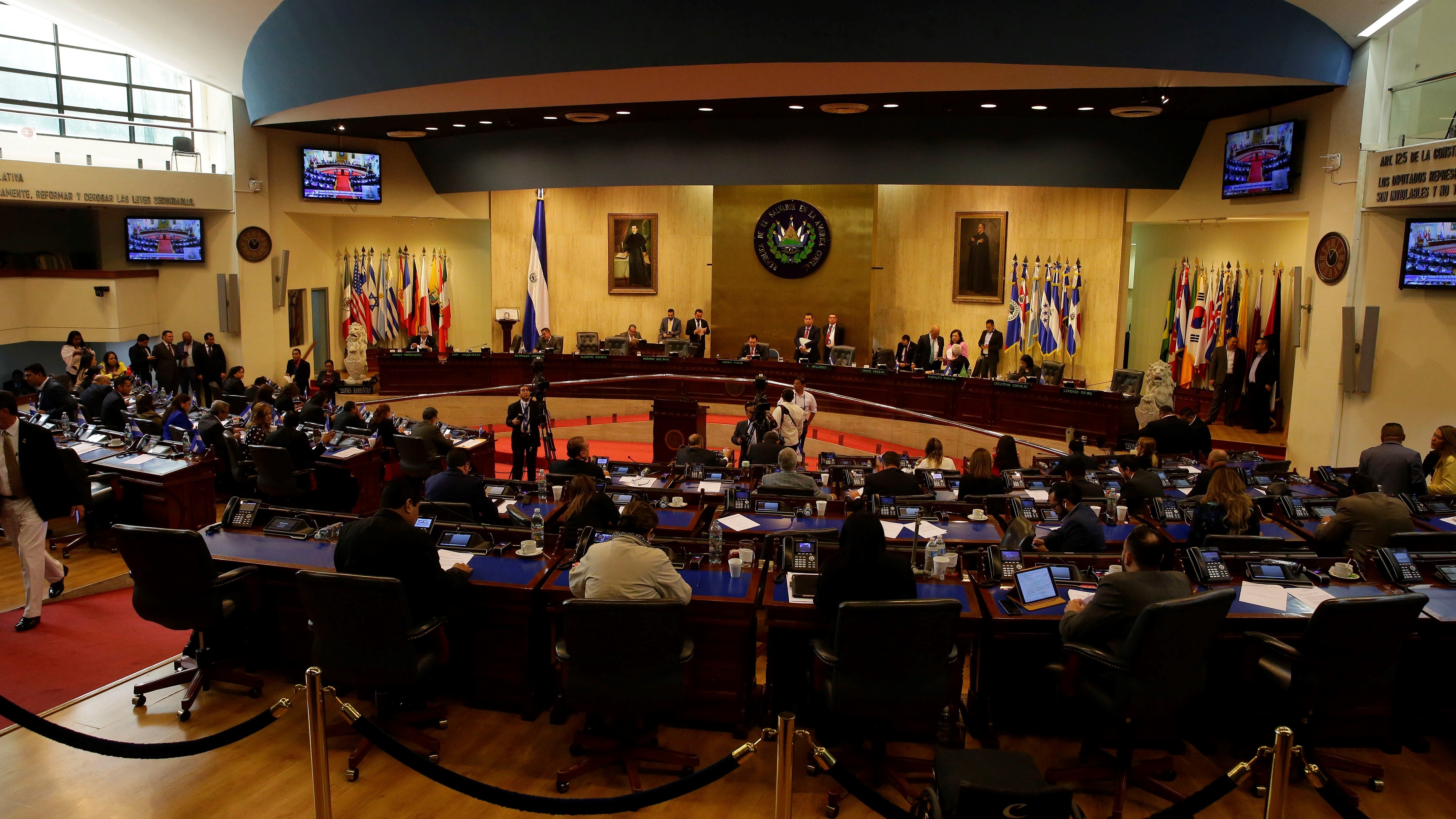 El Congreso salvadoreño cesa a jueces de 60 años cumplidos, entre críticas de la oposición
