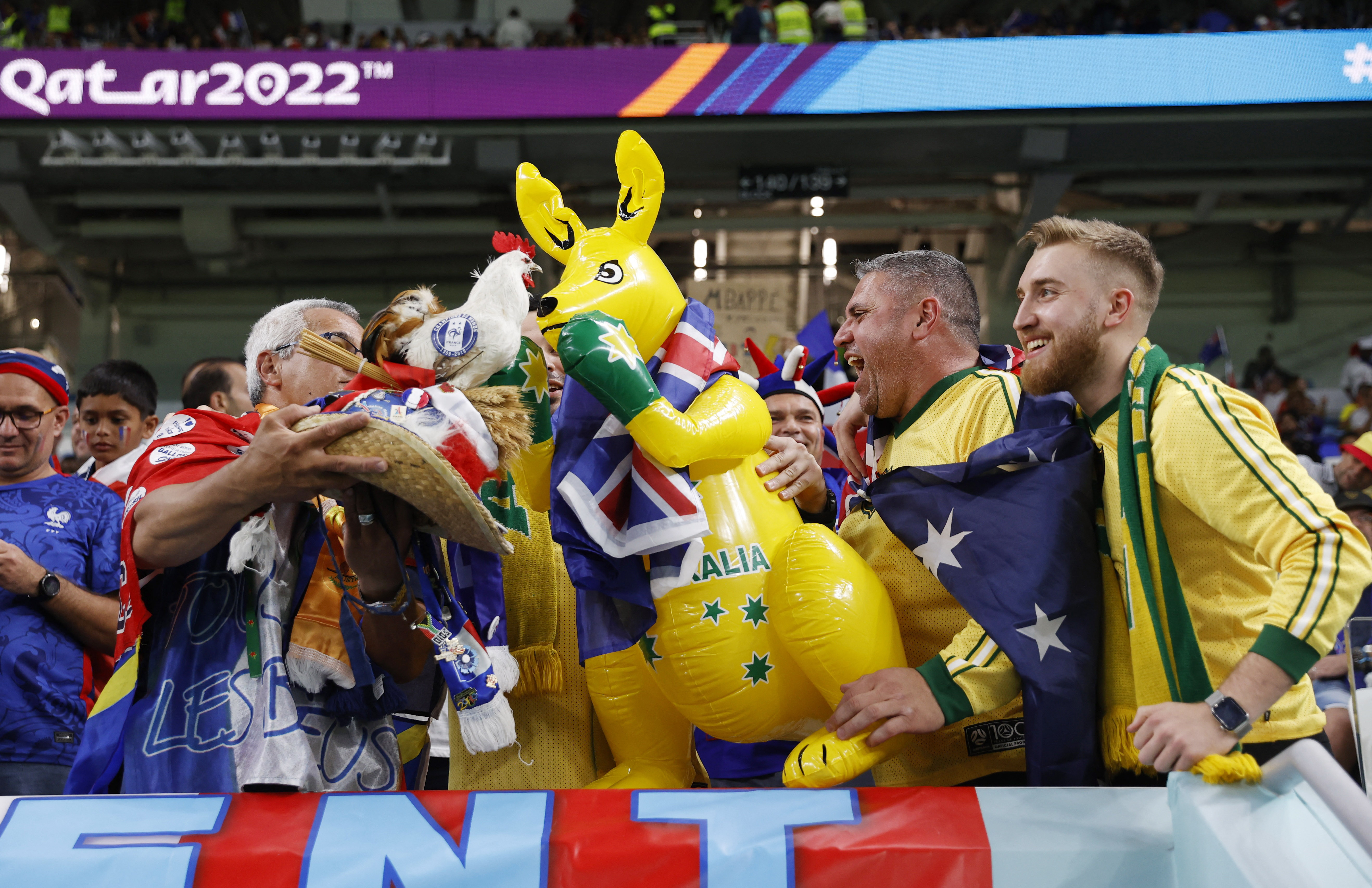 Los fanáticos de los Socceroos animan al seleccionado de Ausralia en el Mundial de Qatar (REUTERS/Issei Kato)