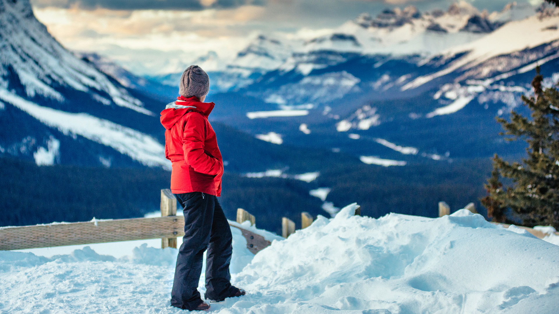 Female Hiker enjoying the winter views of Peyto Lake in Banff National park. Canada. (Getty)