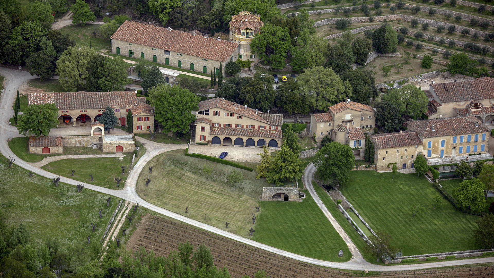 Photo d'archives : Vue aérienne de 2009 du Château Miraval, le magnifique domaine de 400 acres que Brad Pitt et Angelina Jolie ont acheté en 2008
