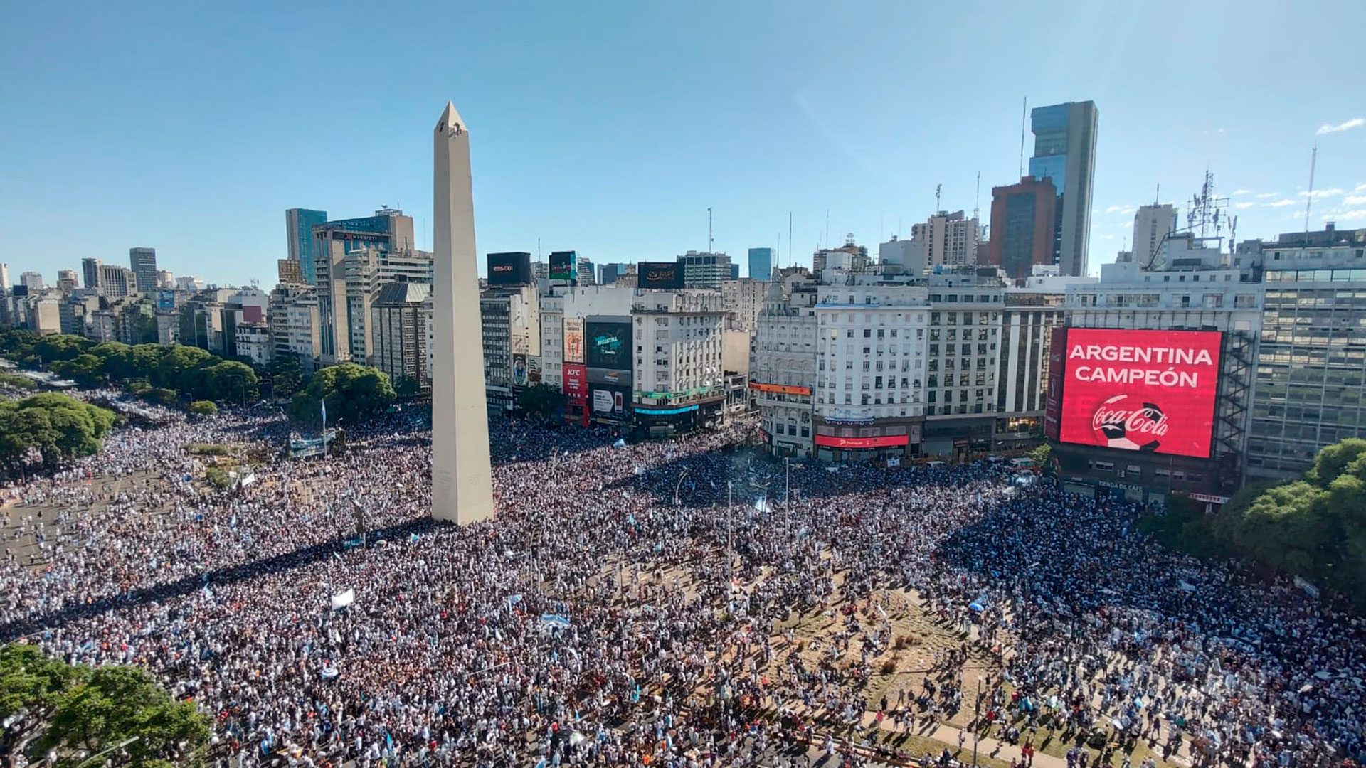 Faltan tres horas y miles de personas ya copan los alrededores del Obelisco