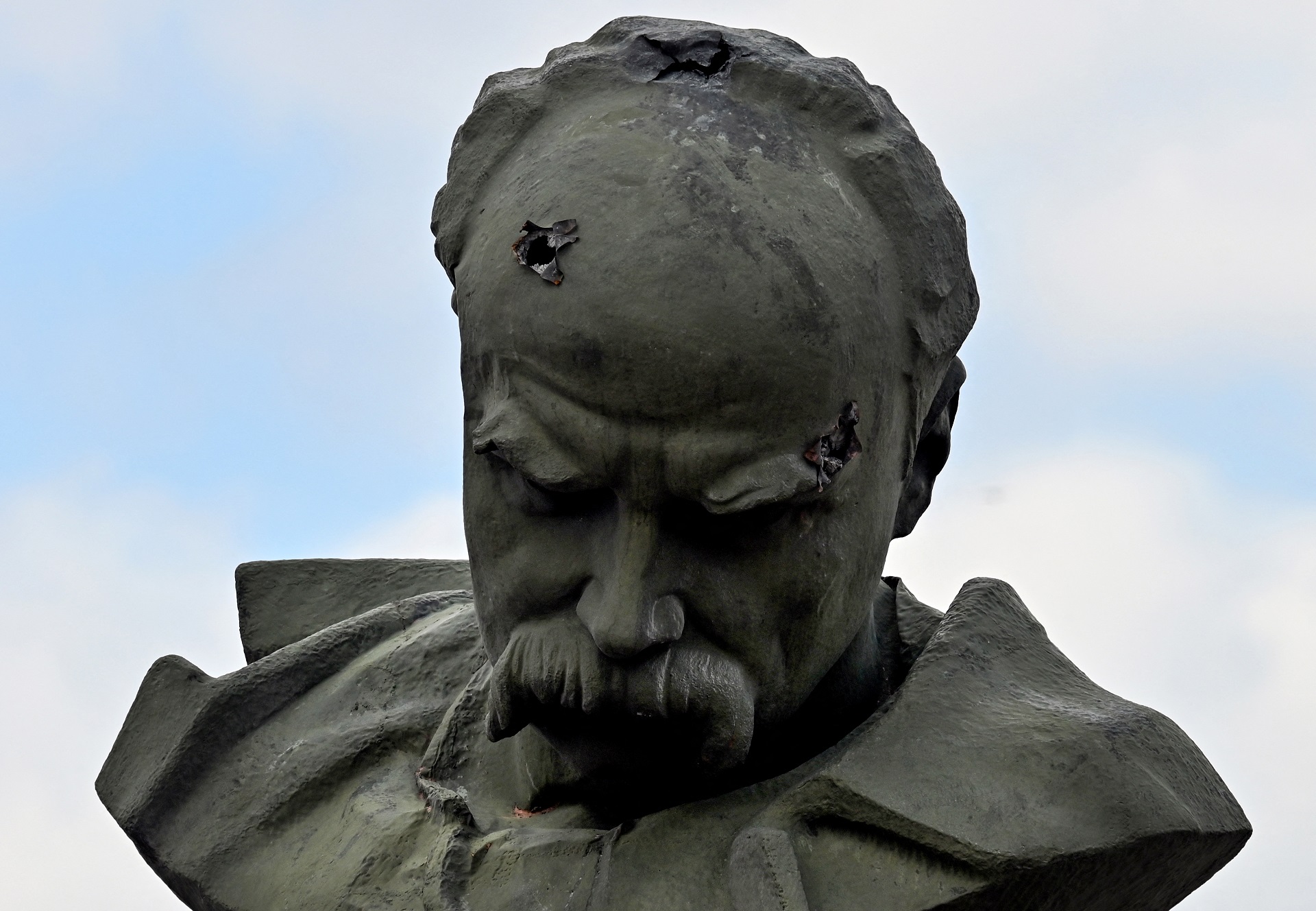 El busto del poeta Tarás Shevchenko, con un orificio de bala (AFP)