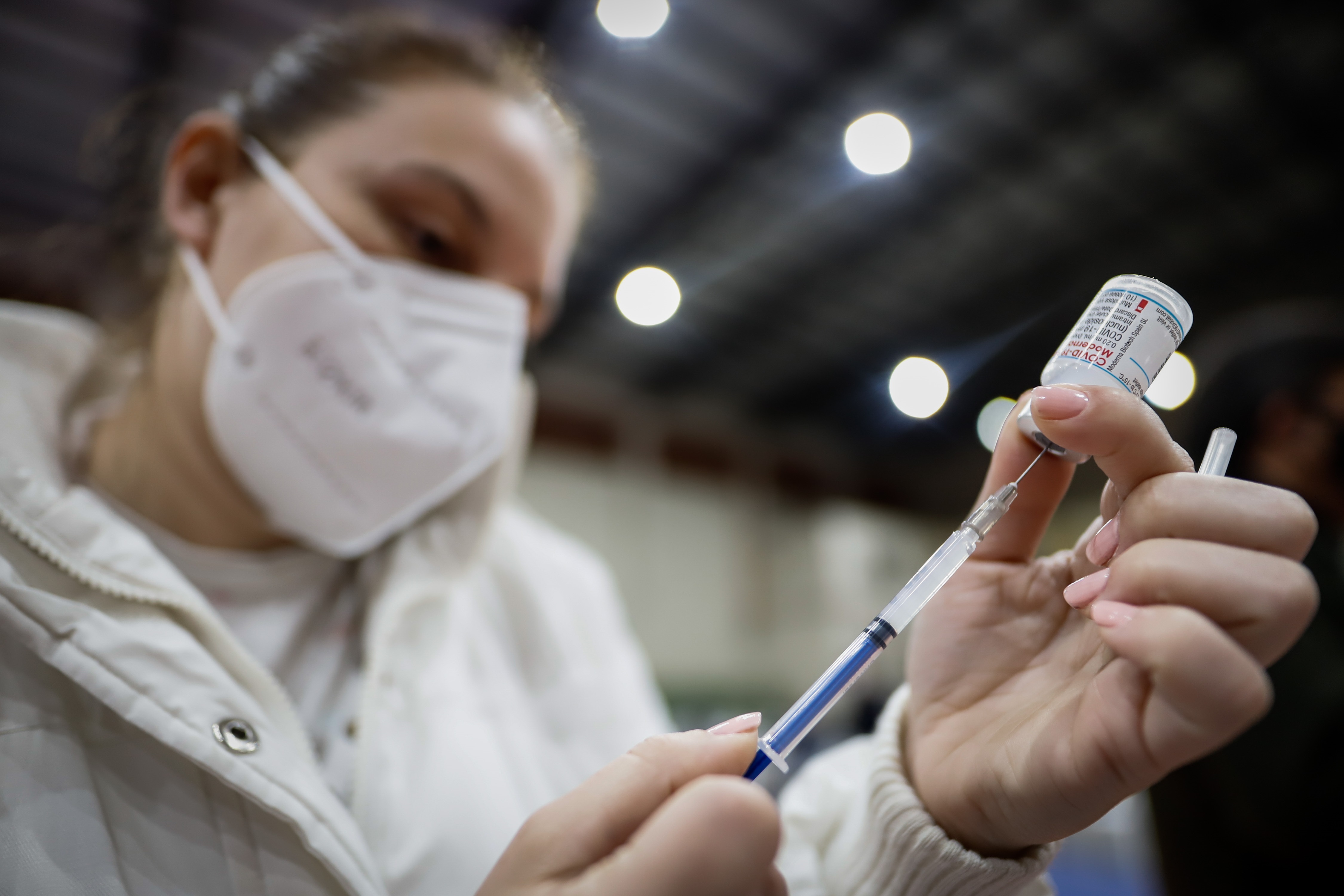 Una médica prepara una dosis de la vacuna. EFE/Nathalia Aguilar/Archivo
